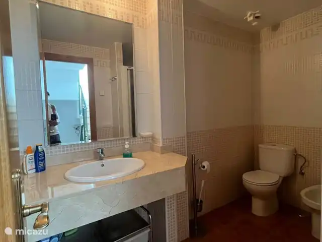 Casa Riu Verd | Espagne, Costa Blanca, Alfáz del Pi - maison mitoyenne Costa Blanca - Alfaz del pi - Casa Riu Verd - Salle de bain 2 : Dans cette salle de bain, vous trouverez une douche, des toilettes, un miroir et un lavabo.