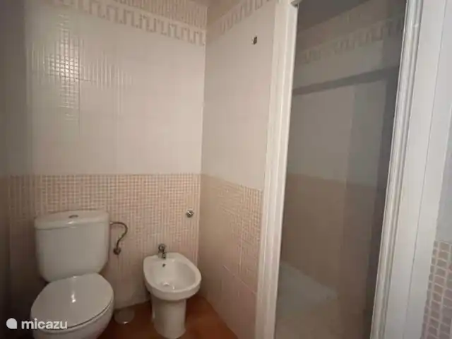 Casa Riu Verd | Espagne, Costa Blanca, Alfáz del Pi - maison mitoyenne Costa Blanca - Alfaz del pi - Casa Riu Verd - Salle de bain 2 : Dans cette salle de bain, vous trouverez une douche, des toilettes, un miroir et un lavabo.