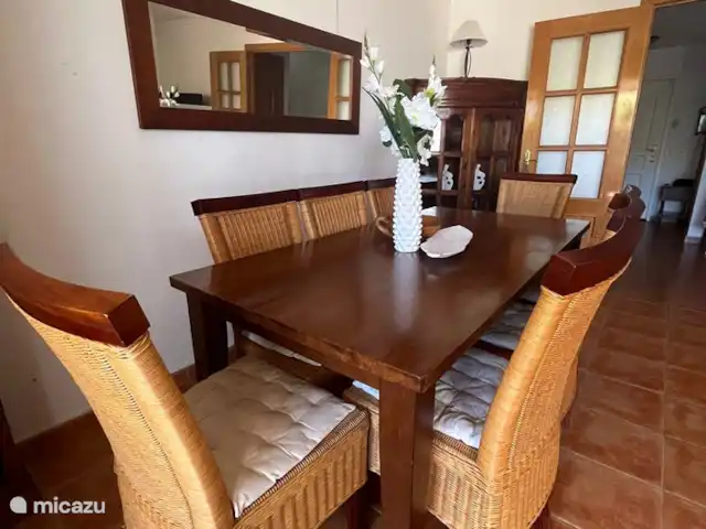 Casa Riu Verd | Espagne, Costa Blanca, Alfáz del Pi - maison mitoyenne Costa Blanca - Alfaz del pi - Casa Riu Verd - Bien sûr, vous préférez prendre votre petit-déjeuner sur la grande terrasse de notre casa. Cependant, il y a aussi une jolie table de 6 places dans le salon.