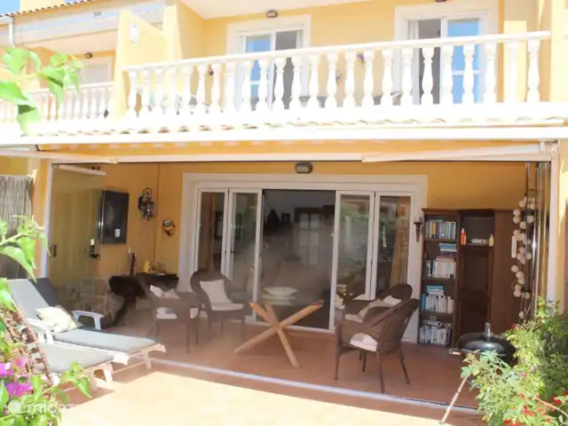 Casa Riu Verd | Espagne, Costa Blanca, Alfáz del Pi - maison mitoyenne Costa Blanca - Alfaz del Pi - Casa Riu Verd - Vous pouvez fermer la terrasse spacieuse avec notre paroi pliante en verre. Par exemple, s'il fait un peu frais le soir.