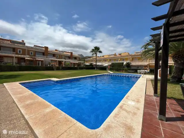 Casa Riu Verd | Espagne, Costa Blanca, Alfáz del Pi - maison mitoyenne Costa Blanca - Alfaz del Pi - Casa Riu Verd - Depuis le balcon spacieux de notre casa, vous avez une vue sur la piscine commune. Idéal pour garder un oeil sur ce qui se passe lorsque vos (petits) compagnons de voyage sont dans l'eau.