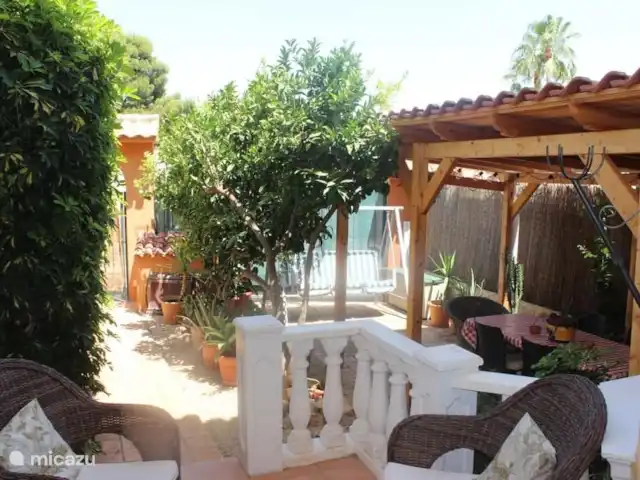Casa Riu Verd | Espagne, Costa Blanca, Alfáz del Pi - maison mitoyenne Costa Blanca - Alfaz del Pi - Casa Riu Verd - L'arrière-cour de la casa est une oasis de verdure, où vous pourrez vous détendre avec votre groupe de 6 personnes.
