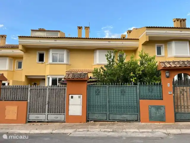Casa Riu Verd | Espagne, Costa Blanca, Alfáz del Pi - maison mitoyenne Costa Blanca - Alfaz del Pi - Casa Riu Verd - Il y a de la place pour 2 voitures sur le parking de notre casa. Tout le groupe peut monter dans les voitures pour une journée d'excursion. A quelques kilomètres vous trouverez Benidorm, Villajoyosa et le centre historique d'Altea.