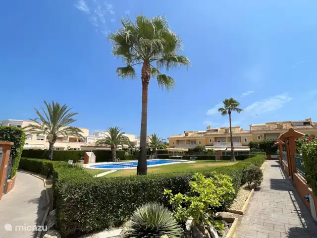Casa Riu Verd | Espagne, Costa Blanca, Alfáz del Pi - maison mitoyenne Costa Blanca - Alfaz del Pi - Casa Riu Verd - Depuis le balcon spacieux de notre casa, vous avez une vue sur la piscine commune. Idéal pour garder un oeil sur ce qui se passe lorsque vos (petits) compagnons de voyage sont dans l'eau.