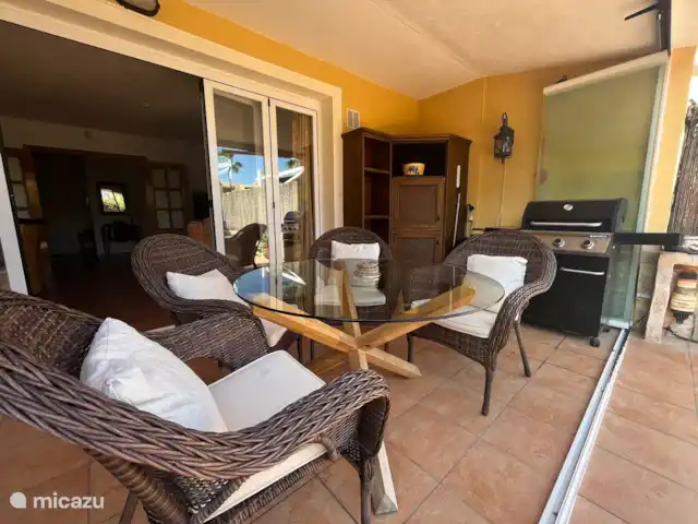 Casa Riu Verd | Espagne, Costa Blanca, Alfáz del Pi - maison mitoyenne Costa Blanca - Alfaz del Pi - Casa Riu Verd - C'est les vacances, donc ça veut dire barbecue. Il y a un bon barbecue prêt pour vous.