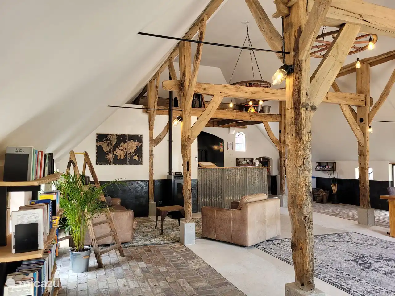 Espace commun sur le terrain, vous y trouverez un coin café avec quelques produits locaux, brochures, livres, magazines et jeux.