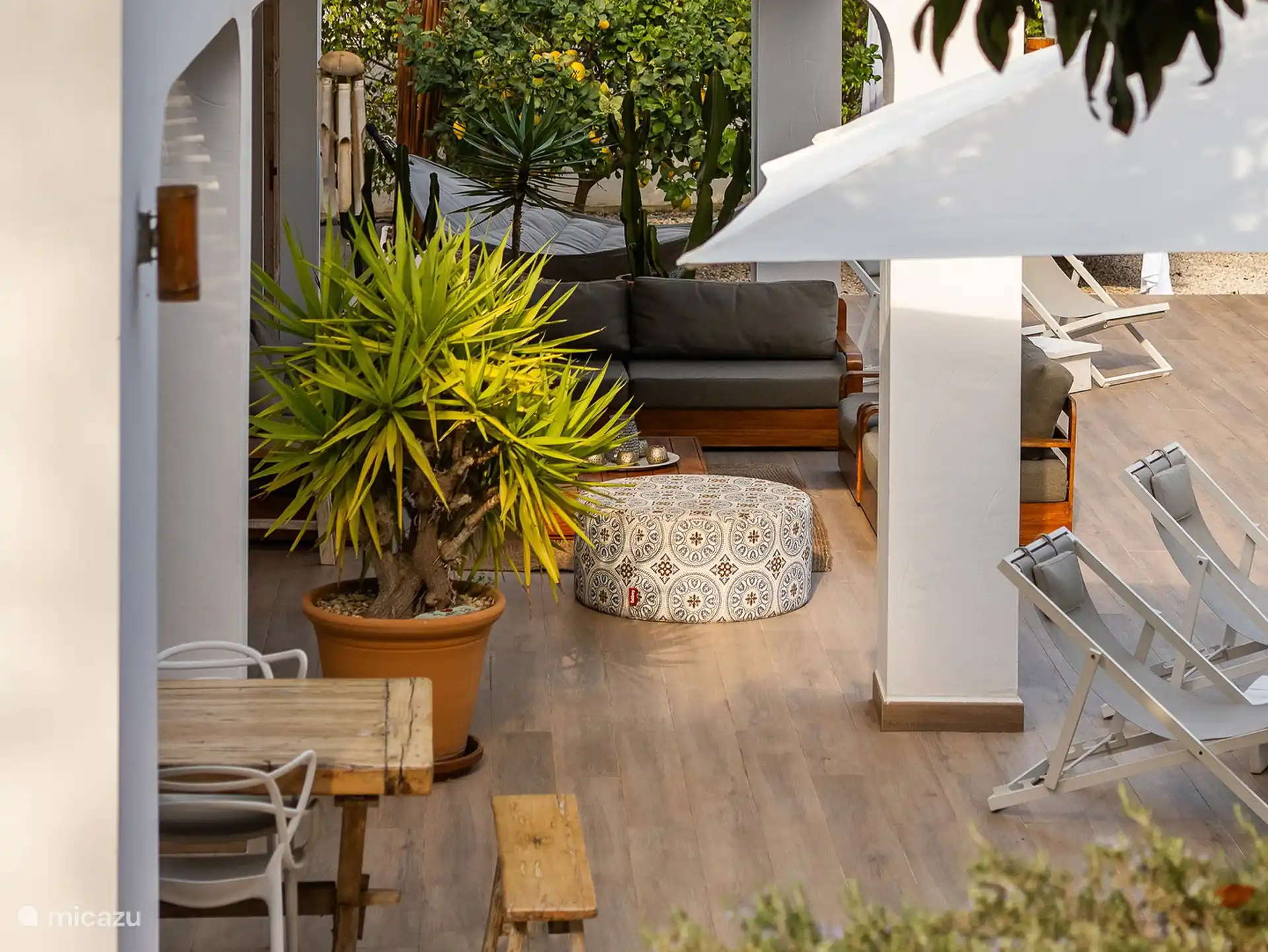 Garden with lounge set, sun loungers and dining table