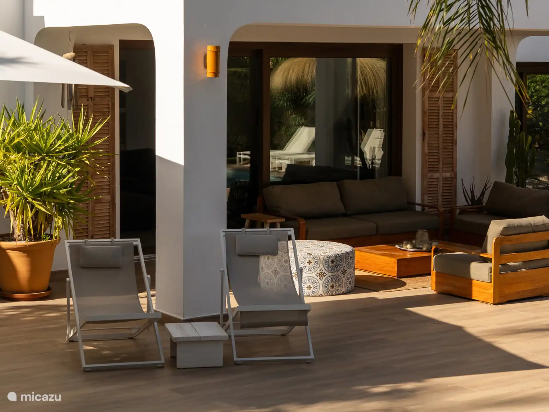 Garden with lounge set