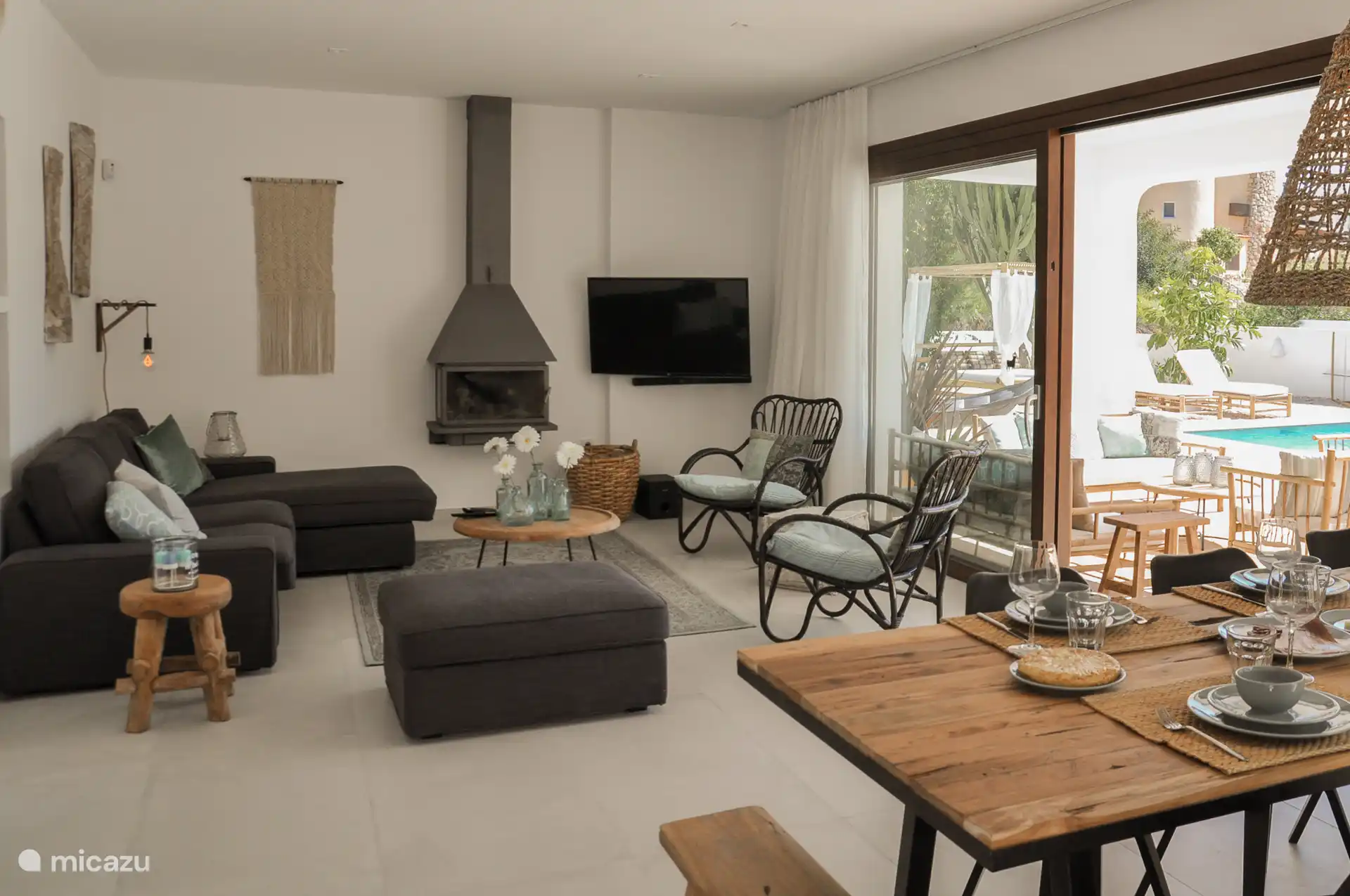Living room and dining table with a view of the garden