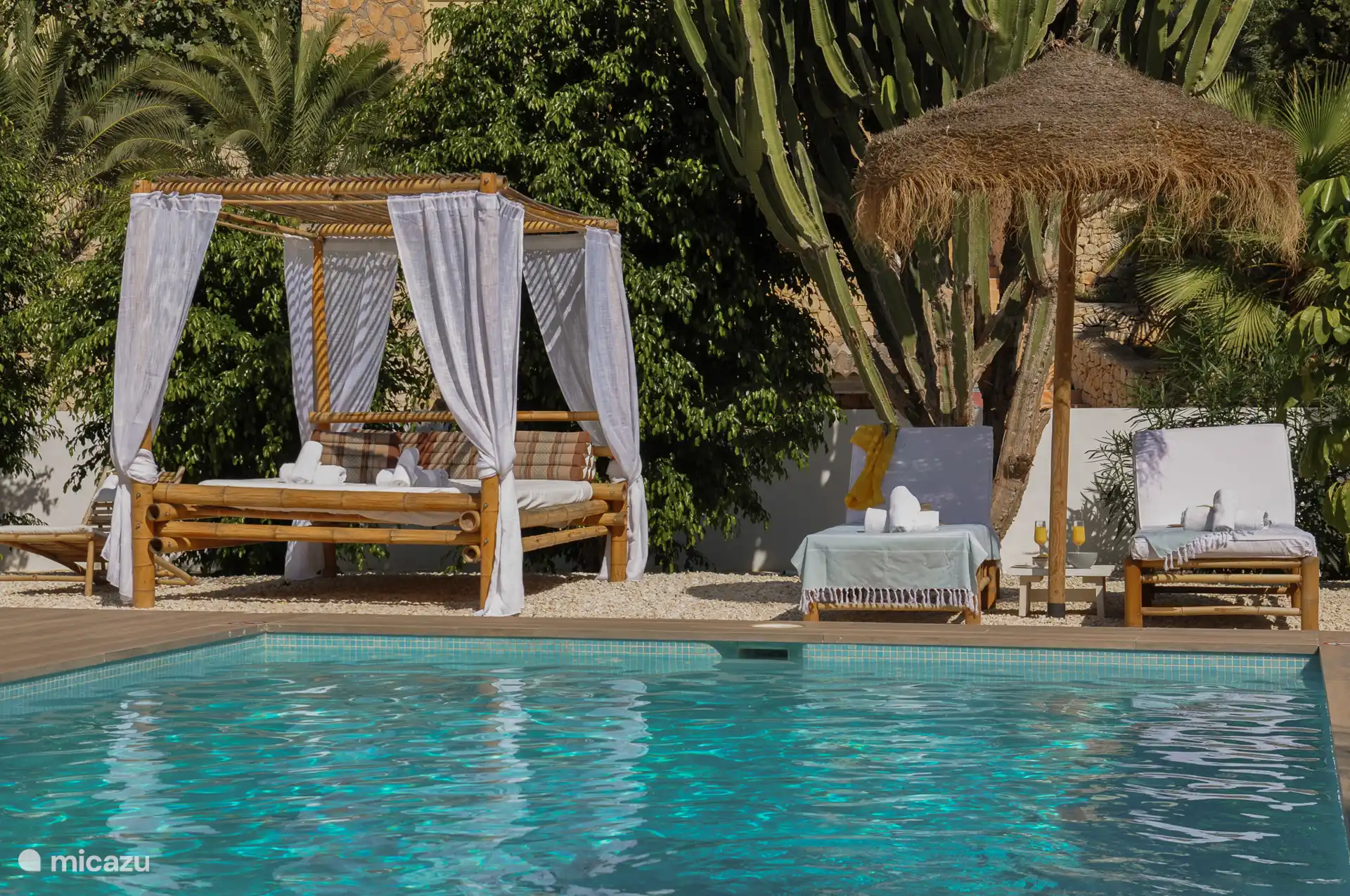 Garden with private pool, sunbeds and parasol 