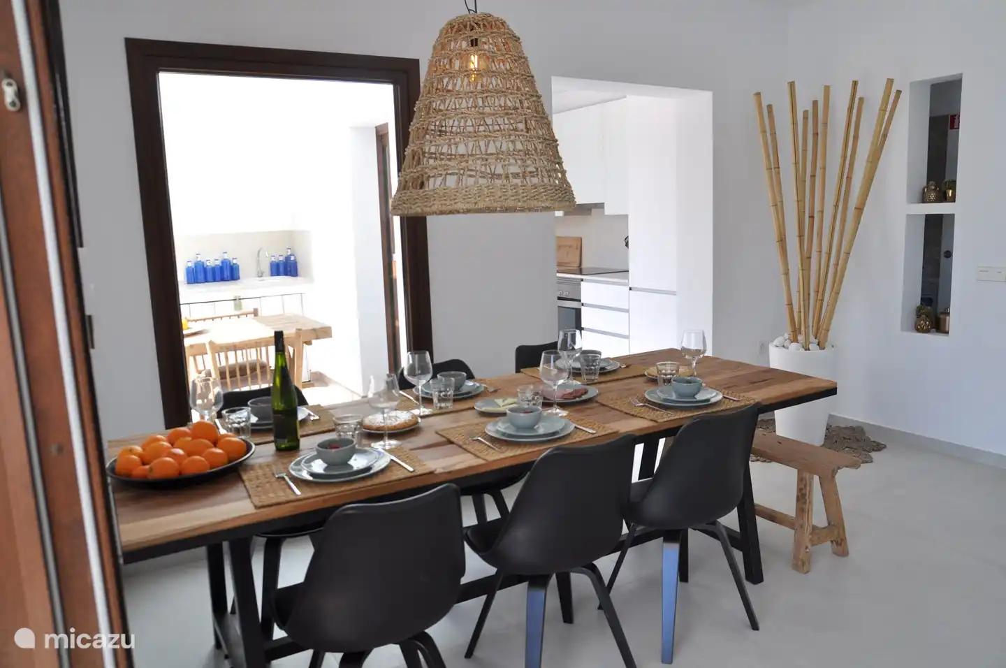 mesa de comedor dentro