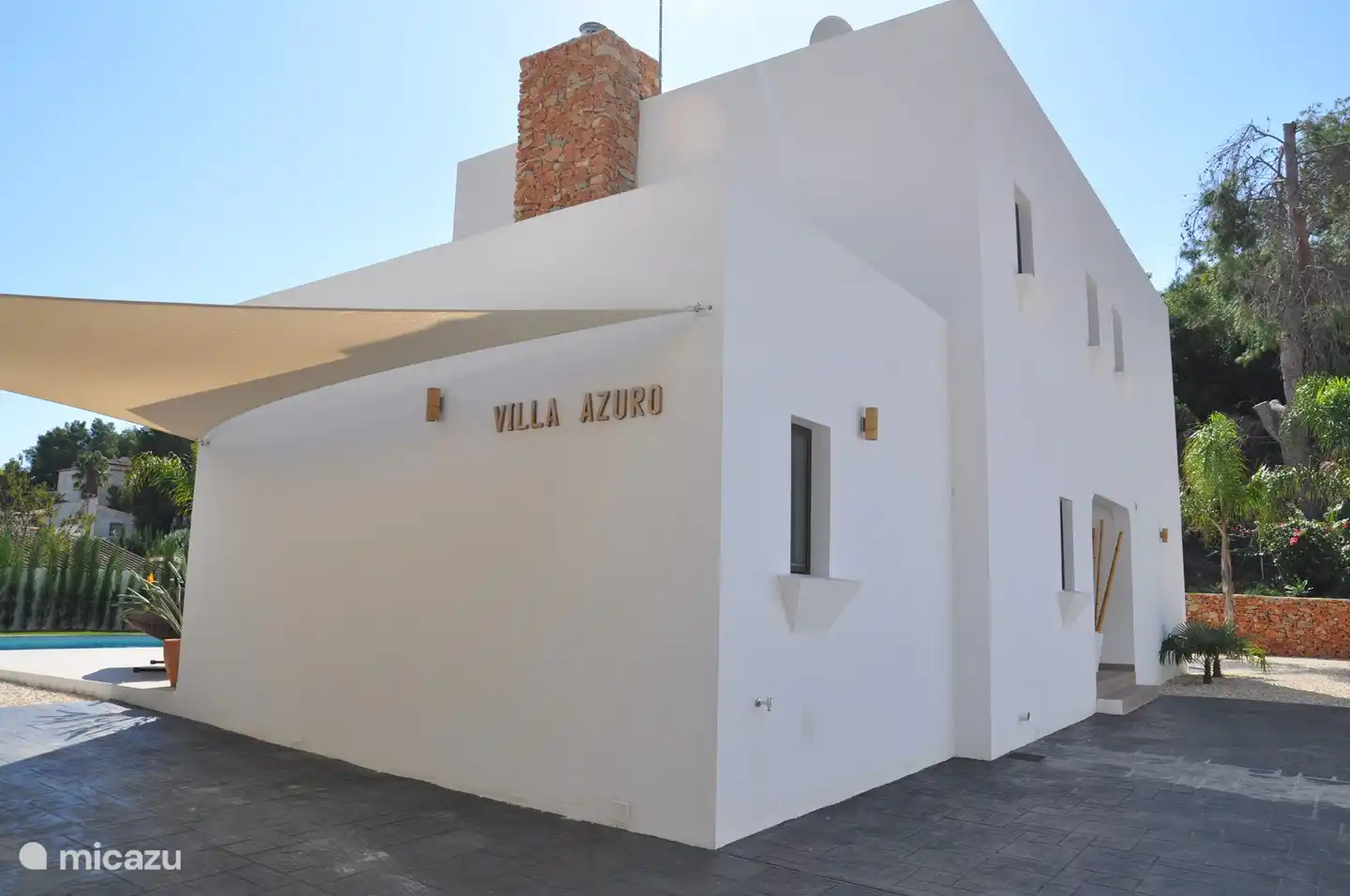 ver la casa desde el parking privado