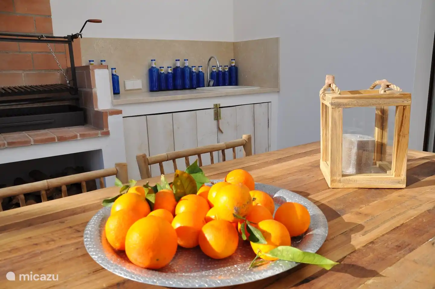 Barbacoa argentina junto a una mesa de comedor al aire libre