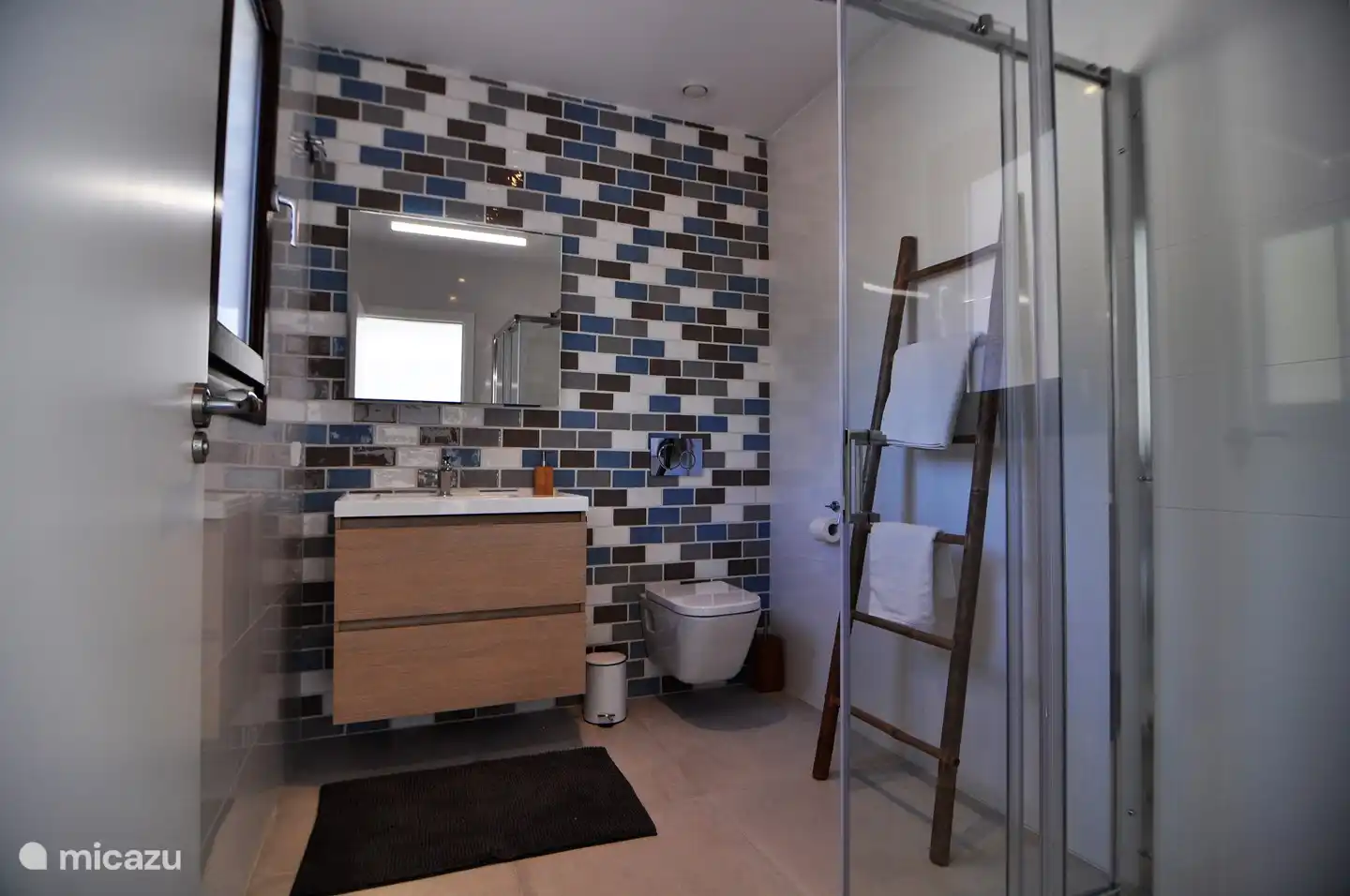 Segundo baño en el primer piso