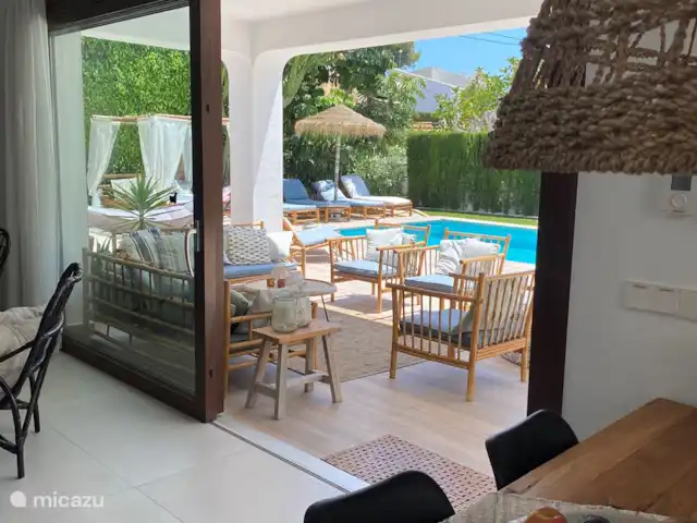 Villa Azuro en España, Costa Blanca, Benissa - villa vista desde la sala de estar en el jardín