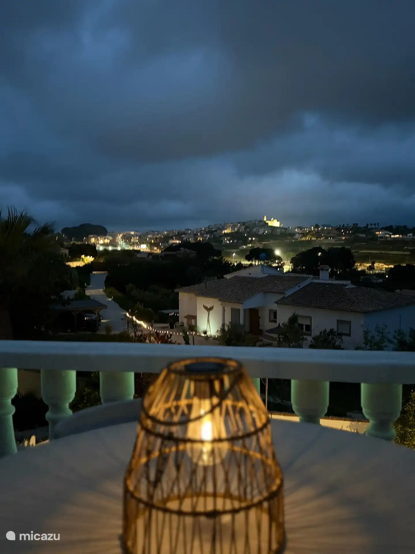 Vanaf het balkon is vooral de avond magisch, zelfs als er eens geen heldere hemel is