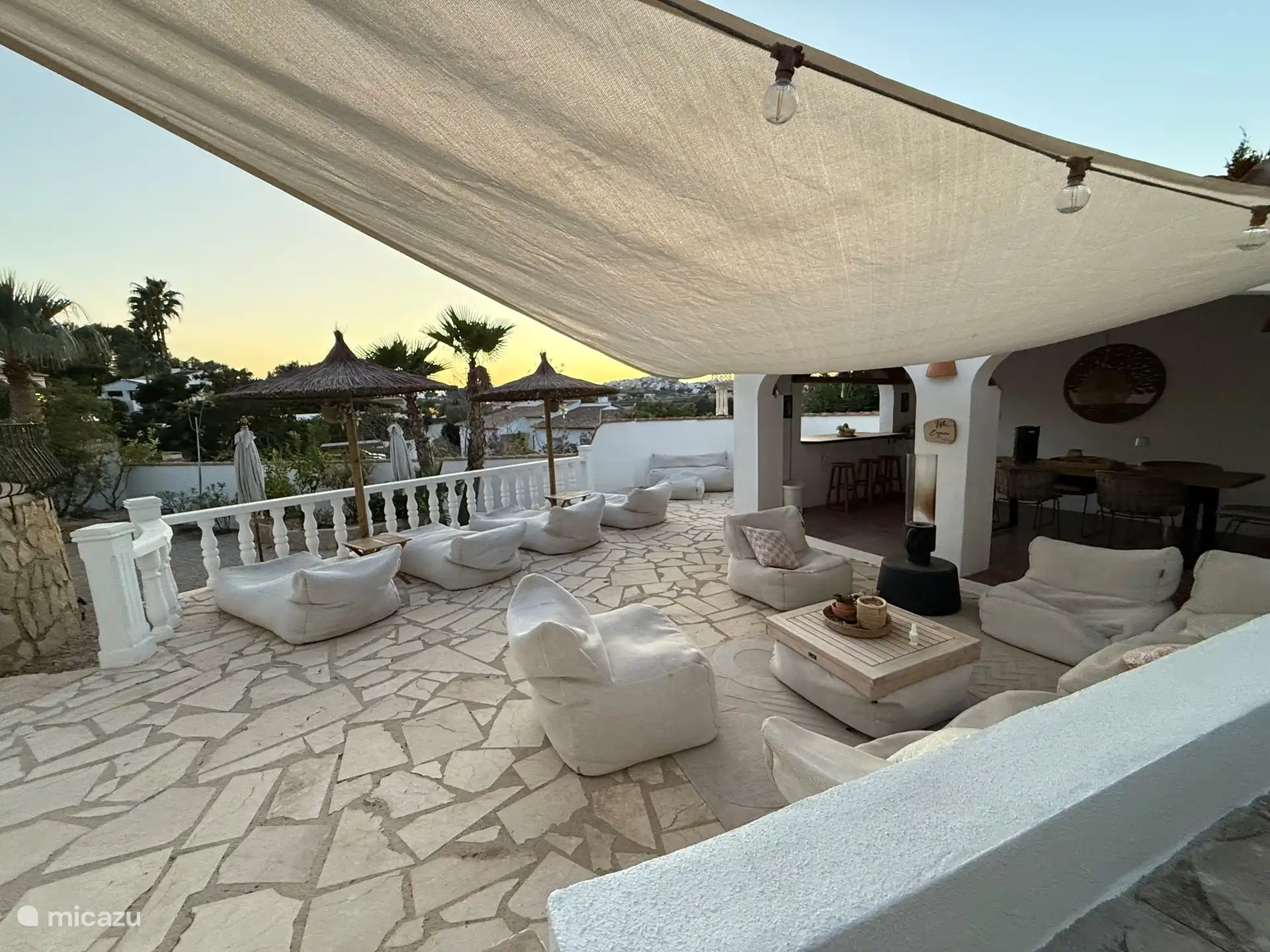 Entspannen Sie sich unter der Plane oder unter 1 der vielen Sonnenschirme. Wir haben versucht, viel Schatten zu schaffen.