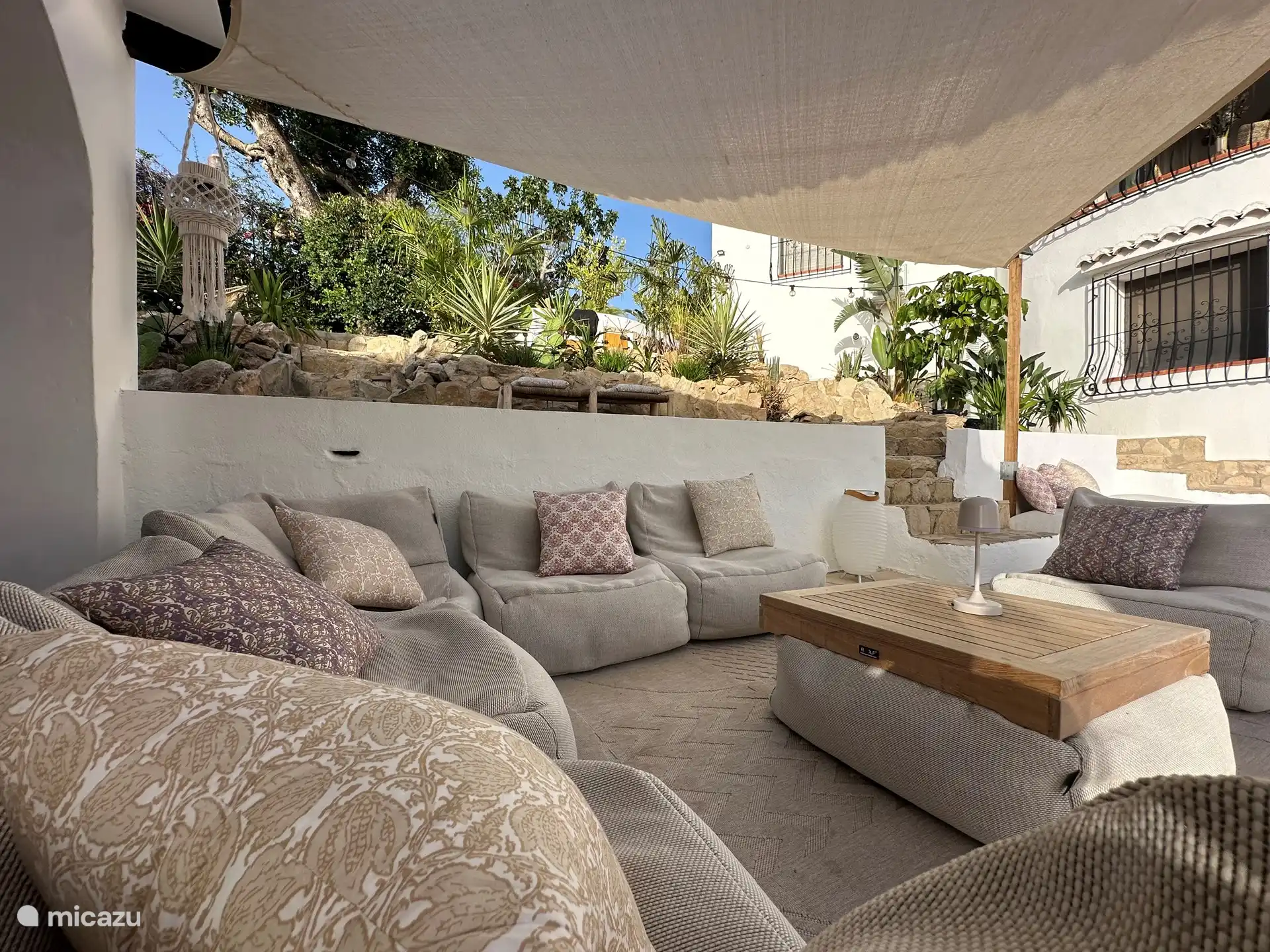 Die Roolf Luxus-Sitzsäcke und -Stühle sitzen bequem und halten nasser Badebekleidung sicher stand. Ein Handtuch wegen Sonnenbrand ist wünschenswert.