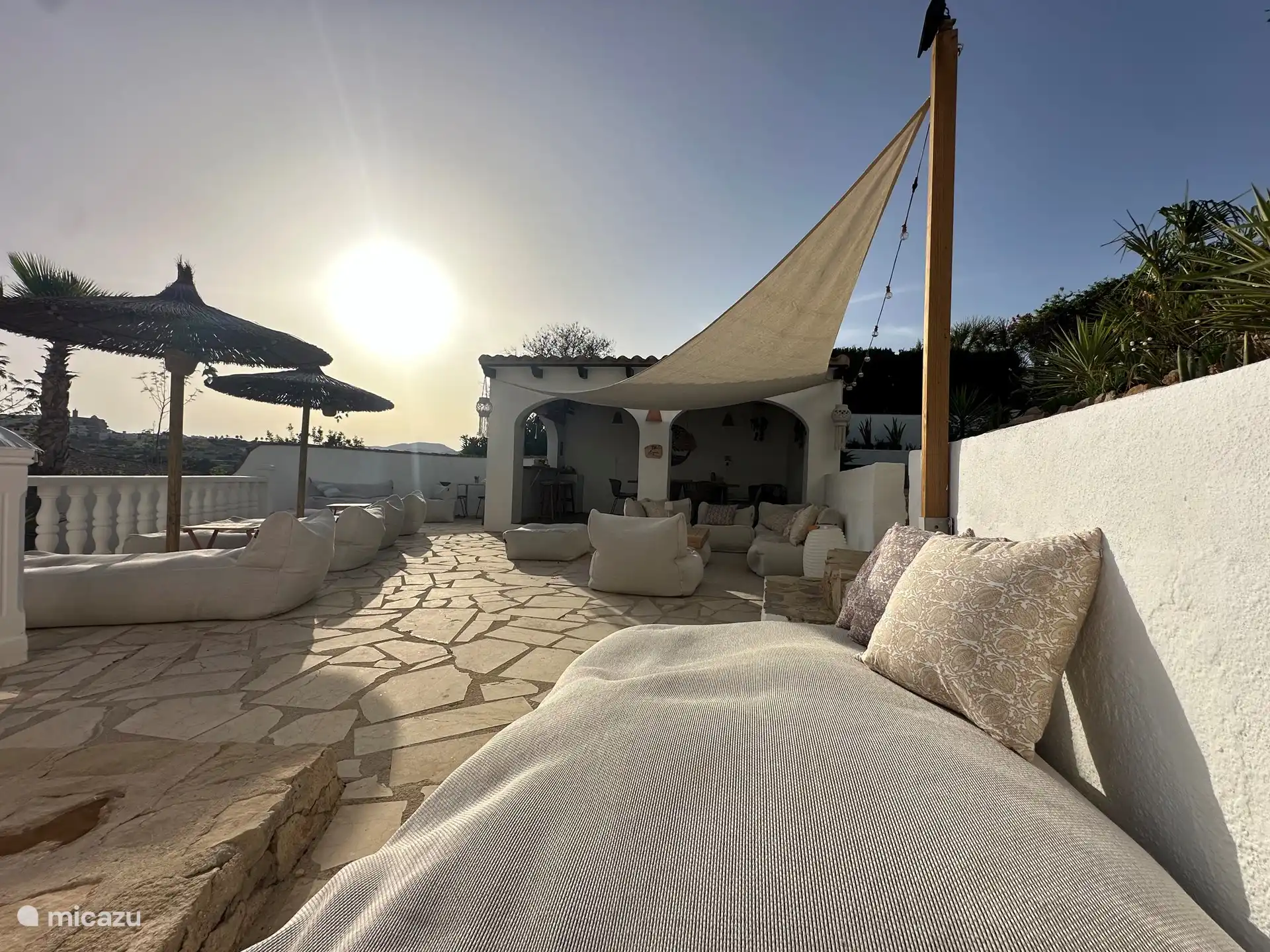 Chillen Sie auf dem großen Sitzsack von Roolf auf der Terrasse.