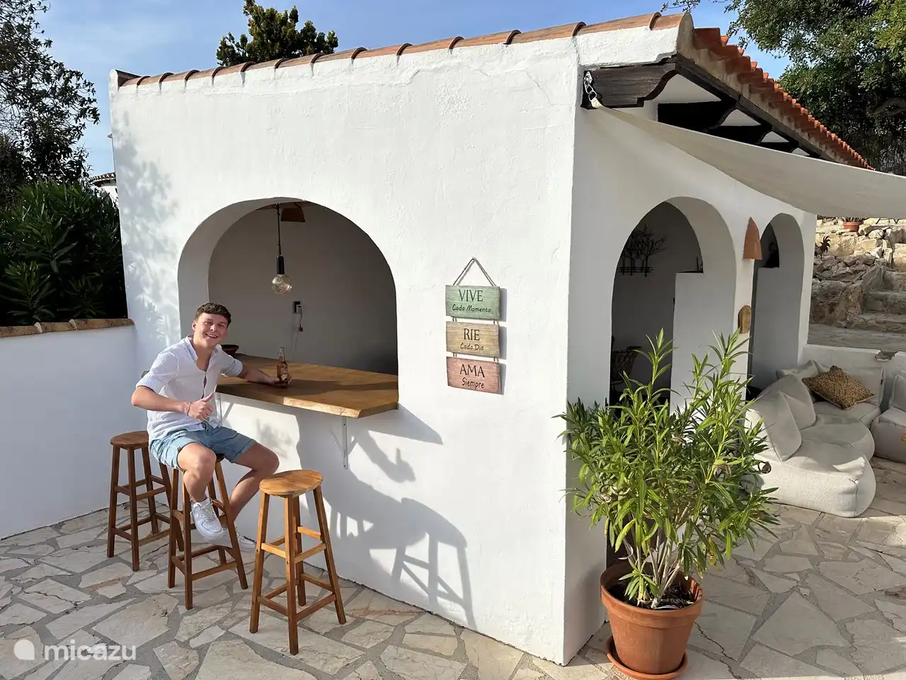 Ein mexikanisches Bier oder Rosé aus dem Kühlschrank in der Poolbar oder lieber ein Saft oder eine Flasche Wasser, alles in Reichweite.