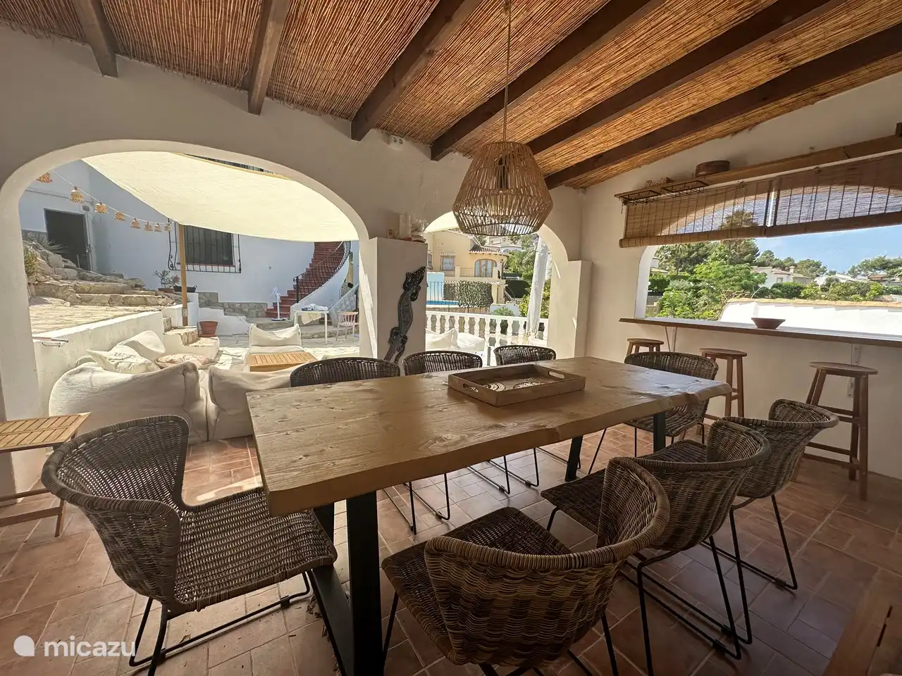 Die schöne, gemütliche Poolbar, wo sich Kinder und Erwachsene gerne zurückziehen, wenn sie der Sonne entfliehen möchten.