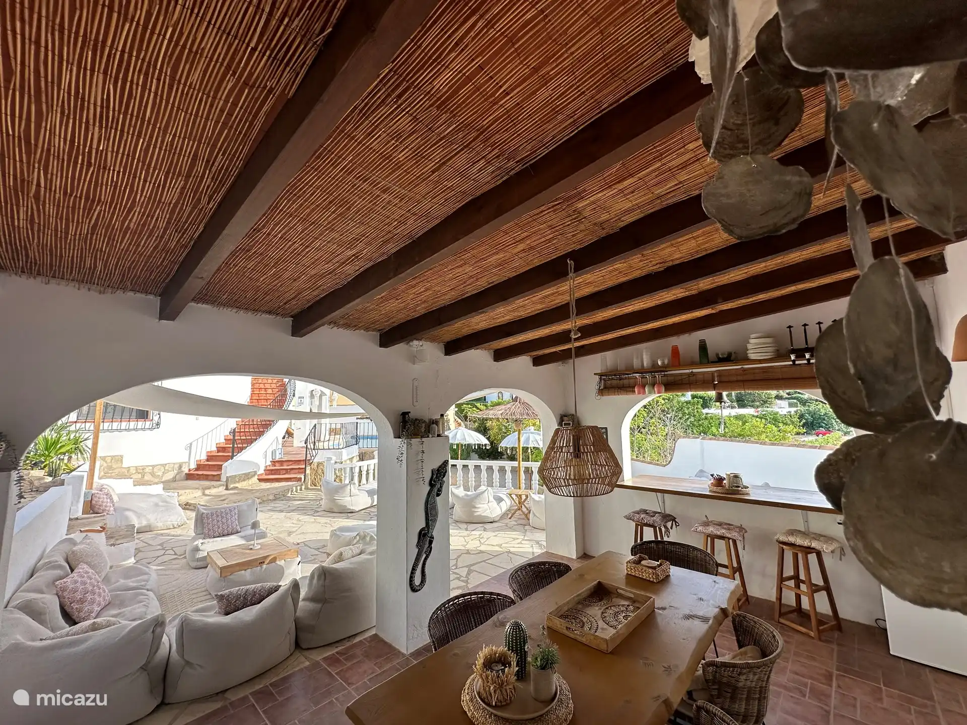 Die gemütliche Poolbar bietet genügend Leute, um bis in die späten Stunden draußen zu bleiben.