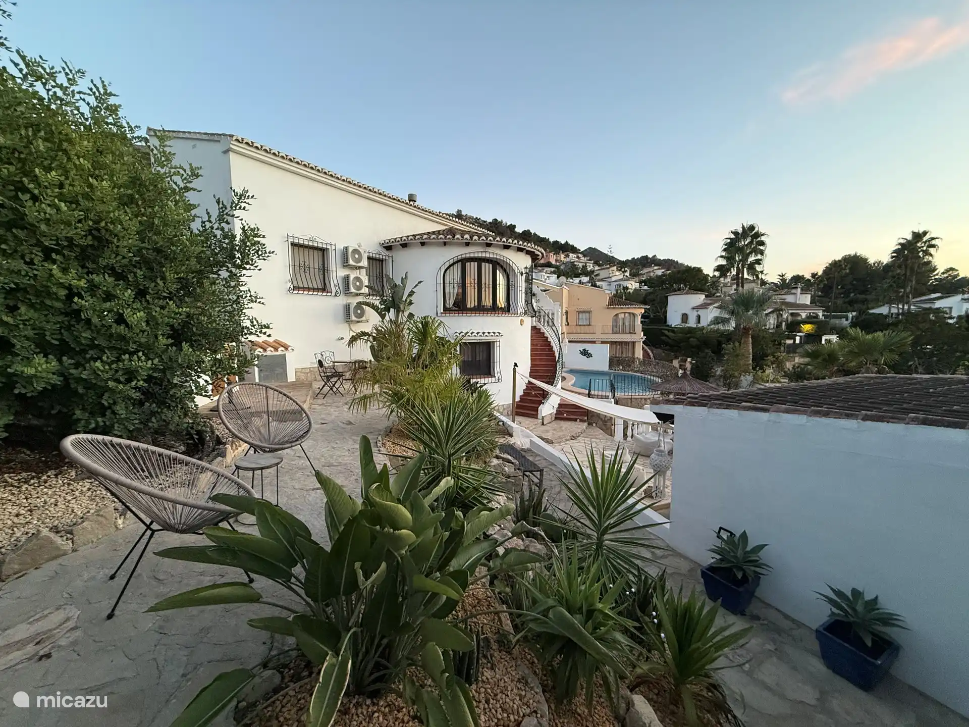 Von fast allen Sitzplätzen im Garten hat man einen Blick auf den Pool, um die jüngeren Kinder im Auge zu behalten.