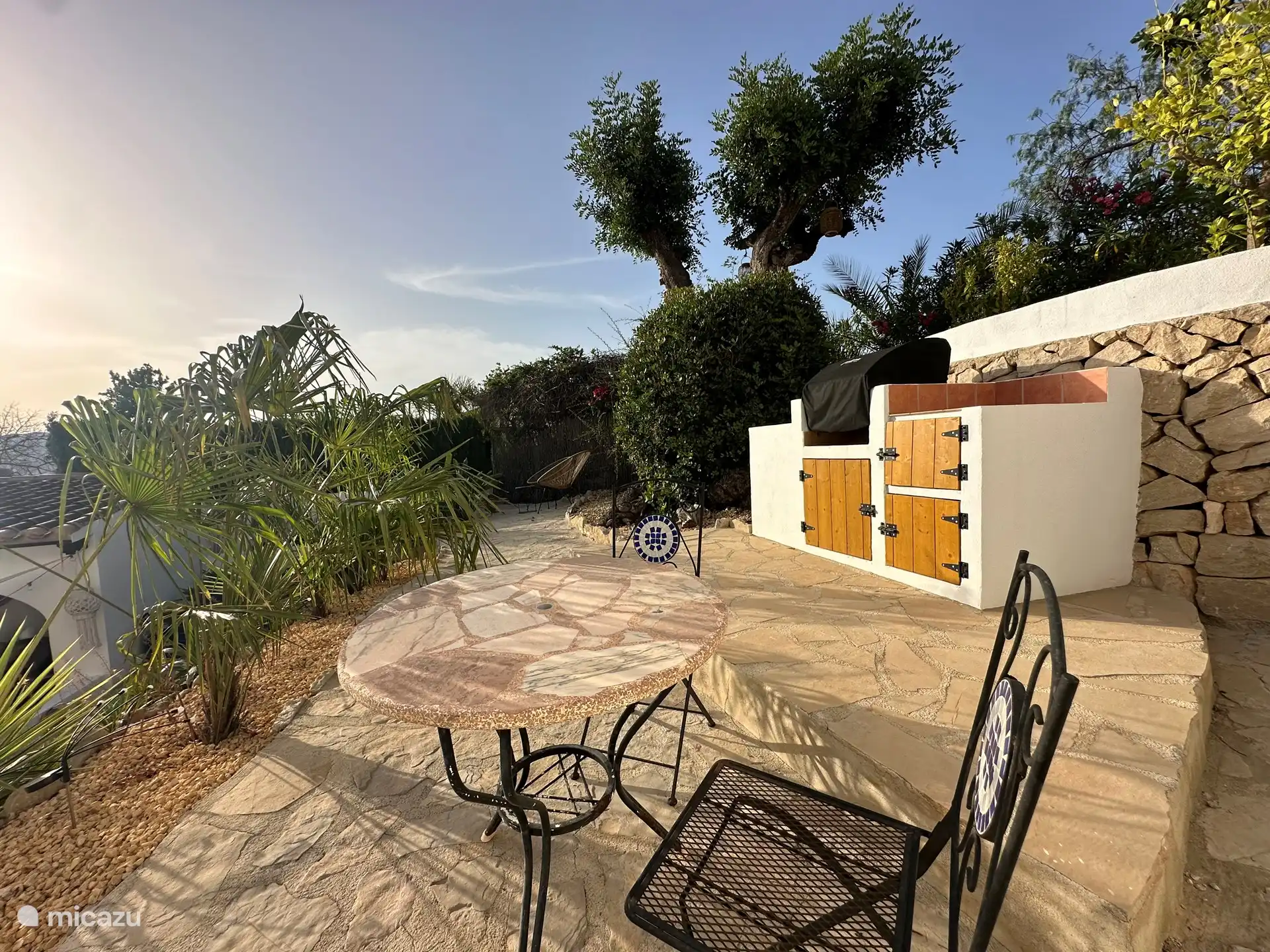 Direkt über der großen Terrasse befindet sich die Außenküche mit brandneuem geräumigem Gasgrill. Plaudern Sie mit den anderen Gästen, während kulinarische Köstlichkeiten zubereitet werden.