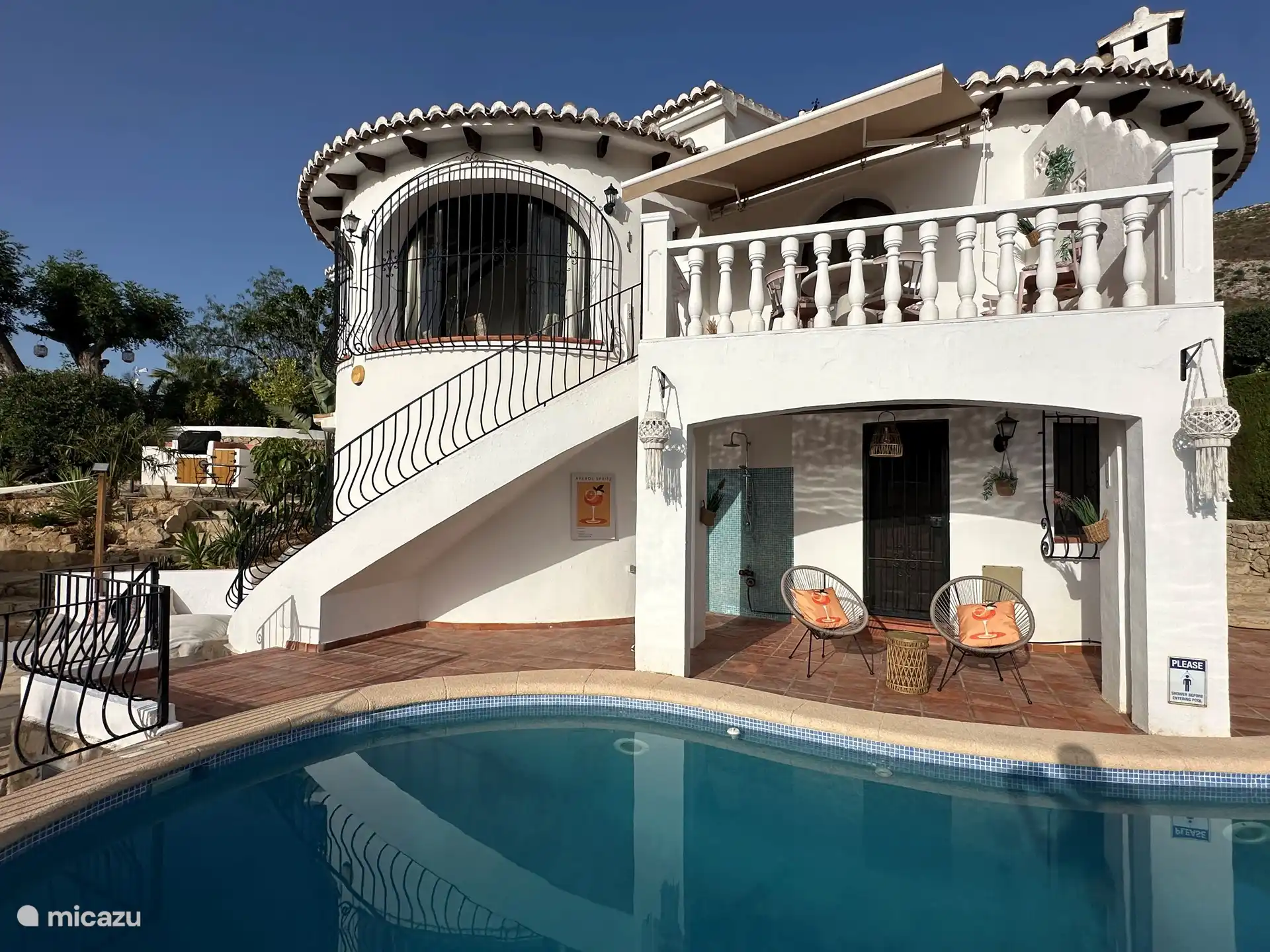 Die Wohnung im Erdgeschoss verfügt über eine eigene Veranda mit zwei schönen Stühlen, um den Pool und die Umgebung zu überblicken und dennoch Ihre eigene Privatsphäre zu wahren.