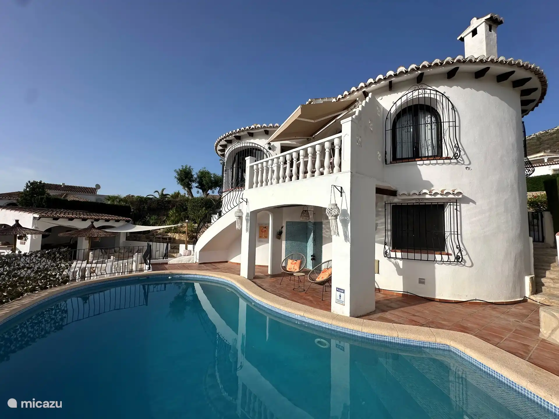 Ein geräumiger Swimmingpool mit breiter begehbarer Treppe erwartet Sie, um sich nach einem heißen Tag am Strand oder einfach nur einem Aufenthalt zu Hause abzukühlen. Duschen ist ein Muss, um das Wasser schön klar und von hoher Qualität zu halten.