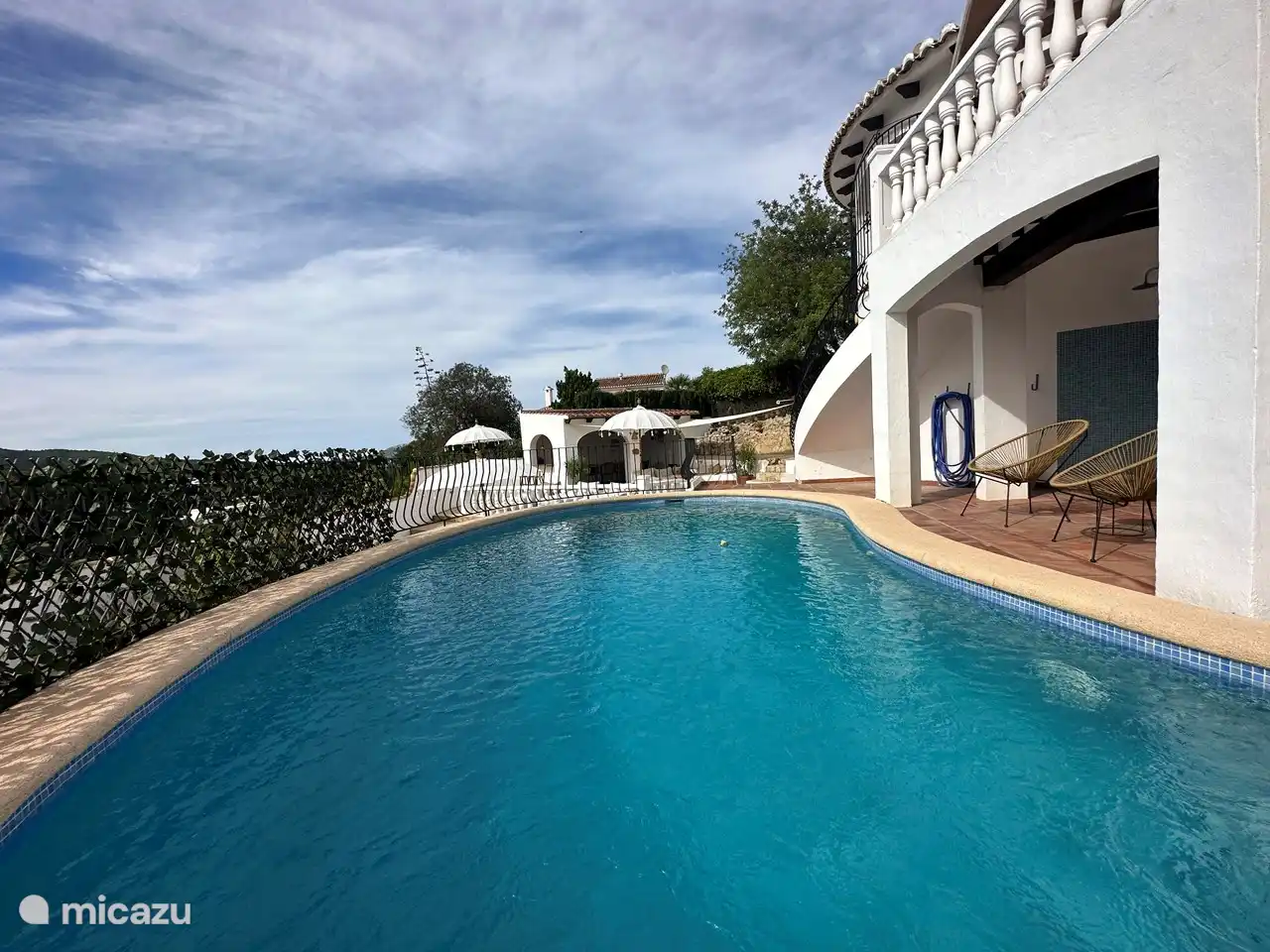 Der großzügige Swimmingpool ist von 3 Seiten zugänglich und befindet sich vor der darunter liegenden Wohnung.