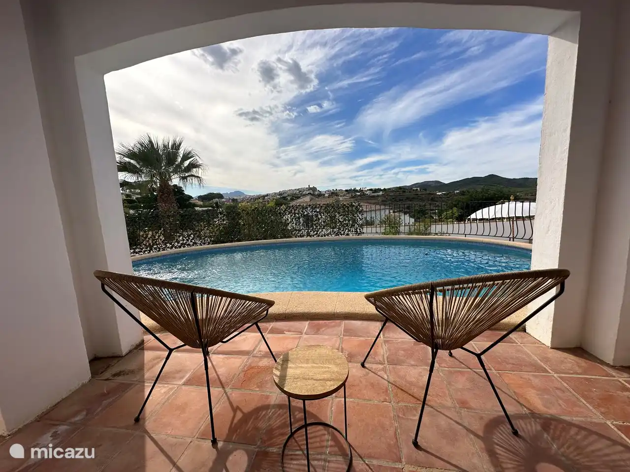 Die Terrasse unter dem Balkon, an der Eingangstür der unteren Wohnung.