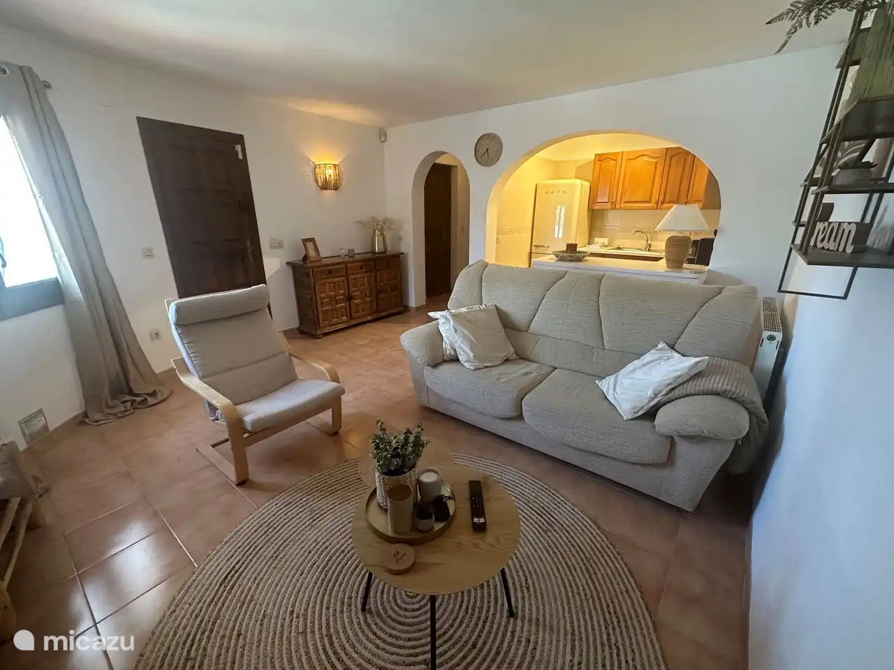 Die Wohnung im Erdgeschoss ist gemütlich, geräumig für 2 (oder ggf. 4 Personen nach Absprache) und mit allem Komfort ausgestattet. Mit einem Schlafzimmer mit Doppelbett, einem Badezimmer, einer Küche und einem Wohnzimmer mit Schlafsofa wird es Ihnen an nichts fehlen.