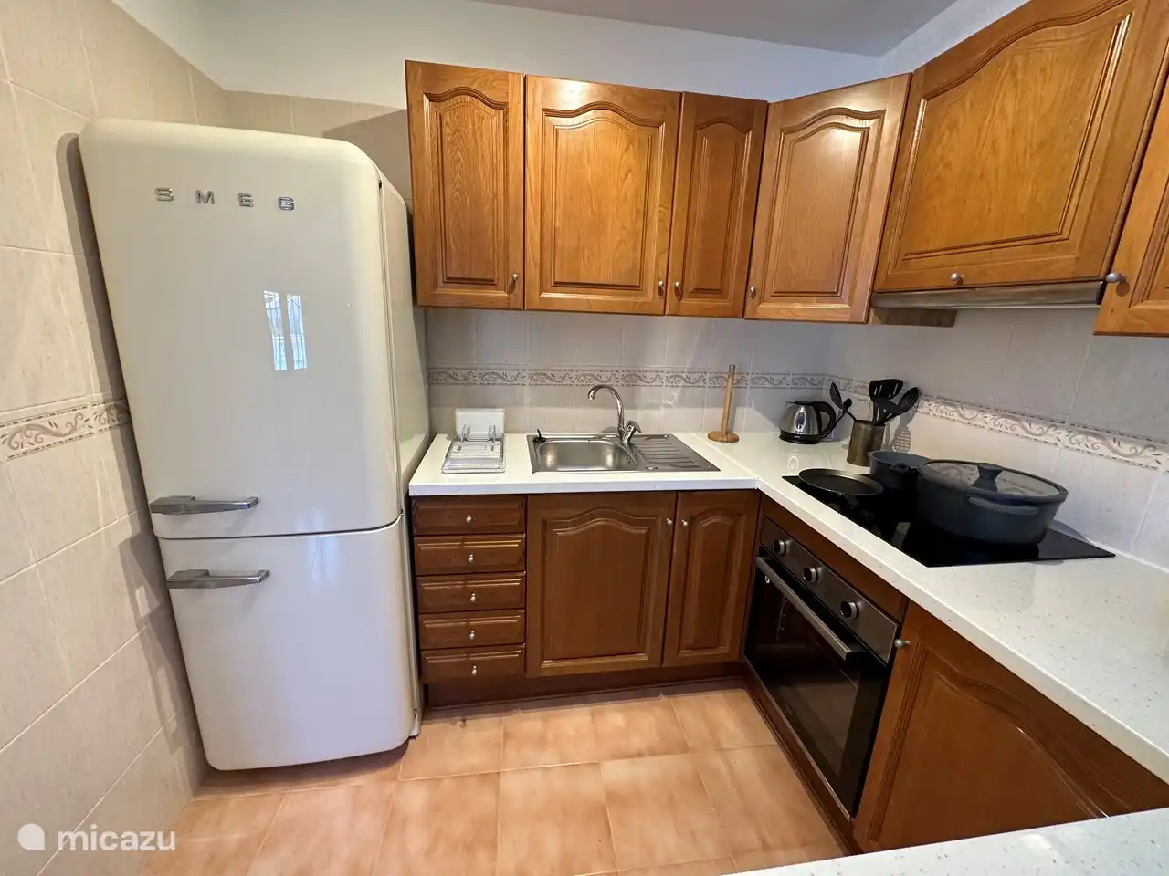 Smeg-Kühl-Gefrier-Kombination für ausreichend Lagerraum für gekühlte oder gefrorene Artikel aus dem fußläufig erreichbaren Supermarkt (obwohl das Auto in dieser schönen hügeligen Region auch nützlich ist)