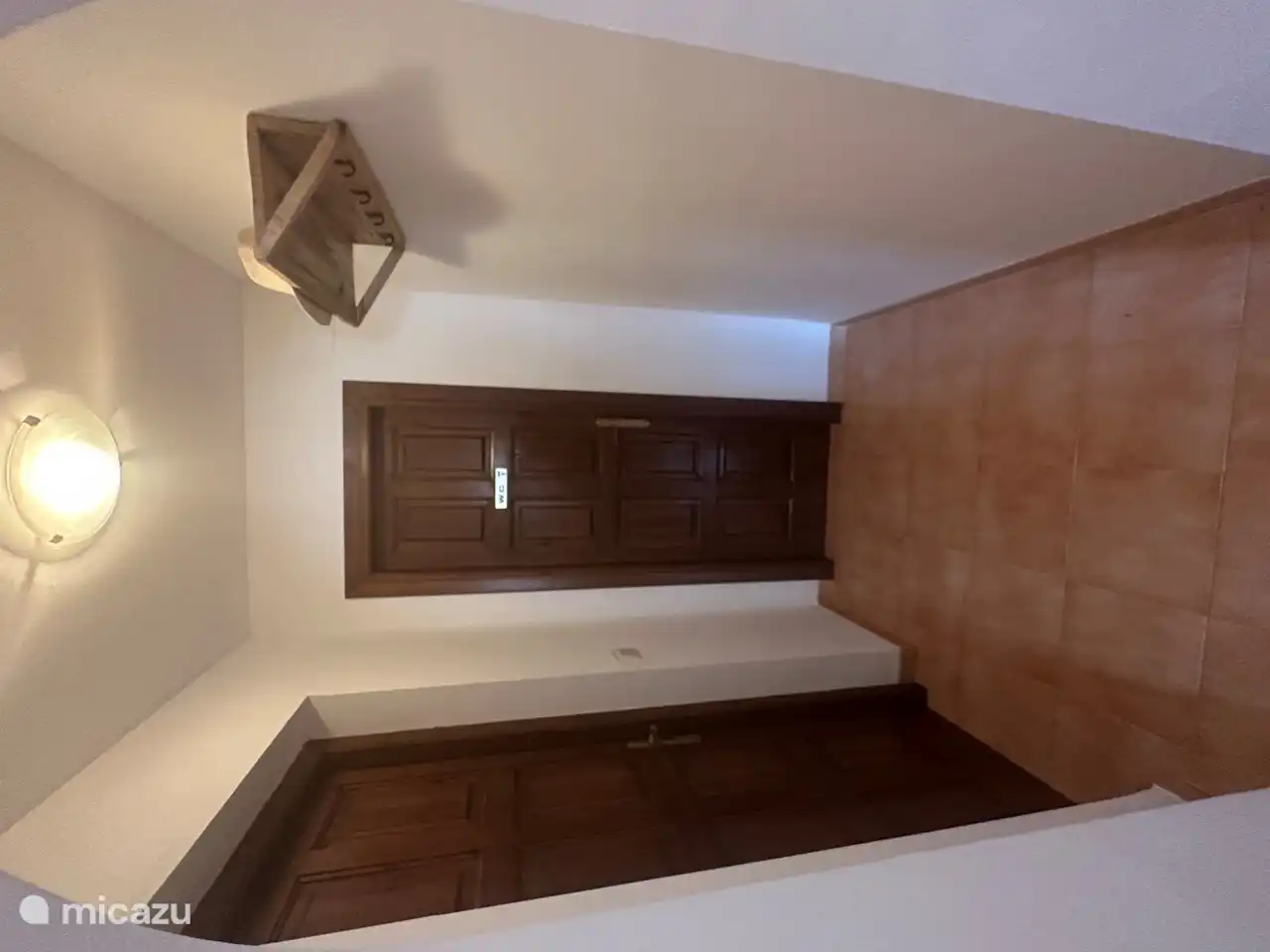 In der unteren Wohnung gibt es einen kleinen Flur mit Zugang zum Schlafzimmer und Badezimmer.