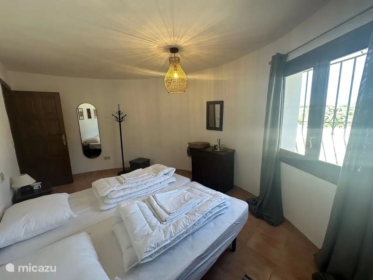 Das Schlafzimmer in der Wohnung im Erdgeschoss verfügt über einen Einbauschrank, zwei Einzelbetten und natürlich eine Klimaanlage.