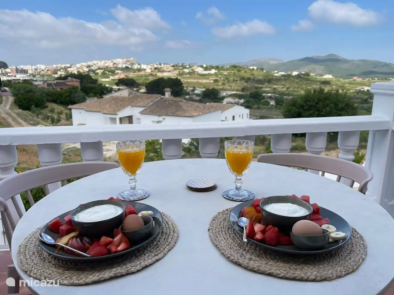 Balkon mit schöner Aussicht auf Benitachell. Am Heck können Sie am frühen Morgen die aufgehende Sonne genießen, die sich tagsüber um das Heck dreht. Mit genügend schattigen Plätzen und Sonnenschirmen ist es ein toller Ort, um den ganzen Tag zu bleiben, wenn Sie an diesem Tag nicht ausgehen möchten.