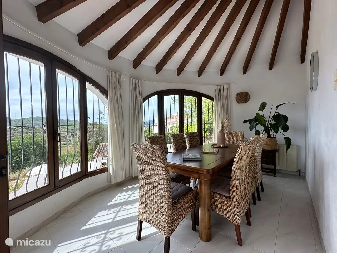 Das typische Naja, das eine offene Verbindung zur Küche und zum Balkon hat, bietet einen wunderschönen Blick auf Benitachell und ist ideal zum Arbeiten, zum Spielen mit Freunden oder der Familie oder einfach zum Genießen eines etwas kühleren Abends bis in die späten Morgenstunden .