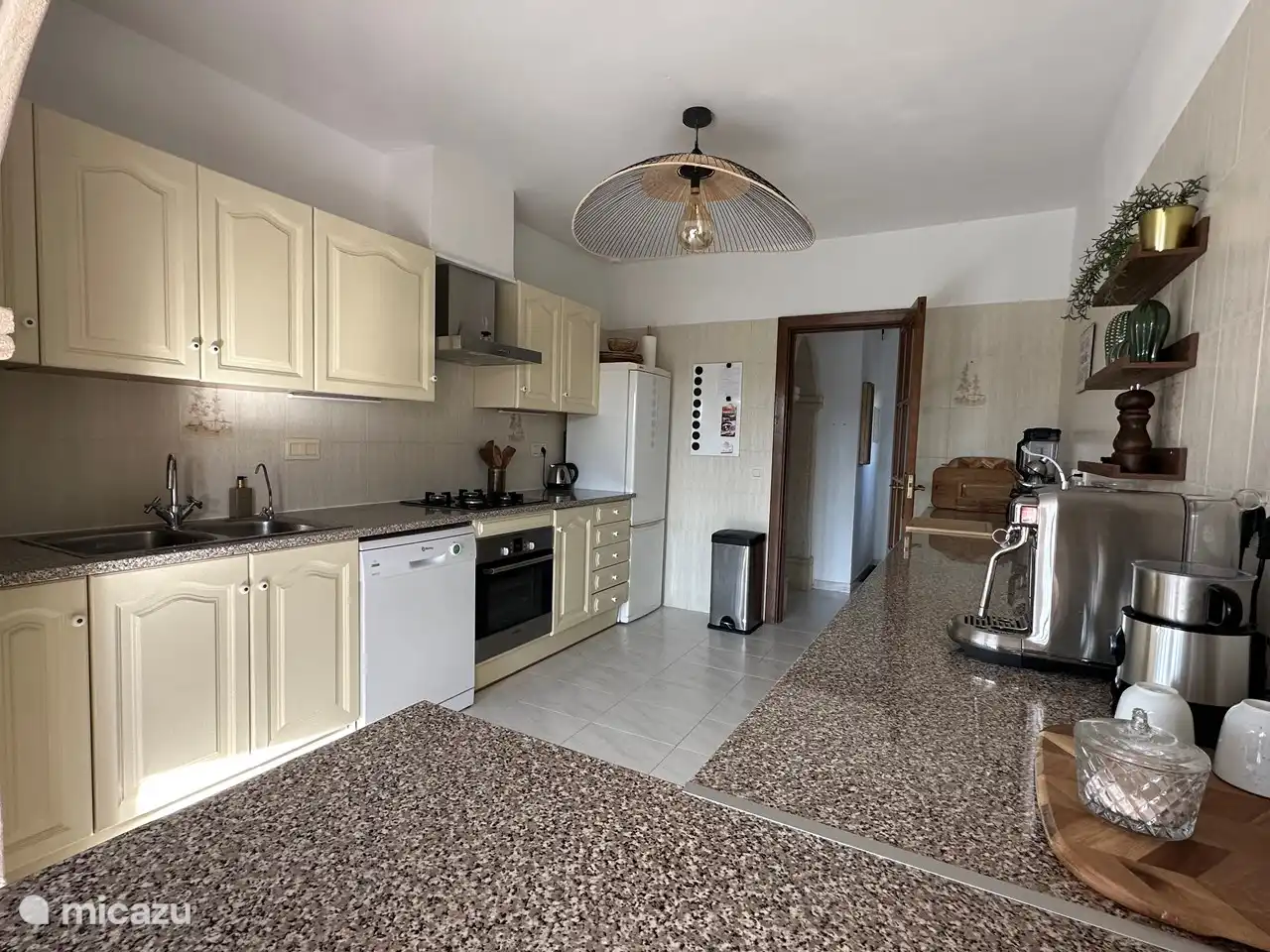 Die geräumige Küche ist komplett ausgestattet mit Geschirrspüler, Waschmaschine, Trockner, gefiltertem Wasserhahn, Nespresso, Mixer usw.