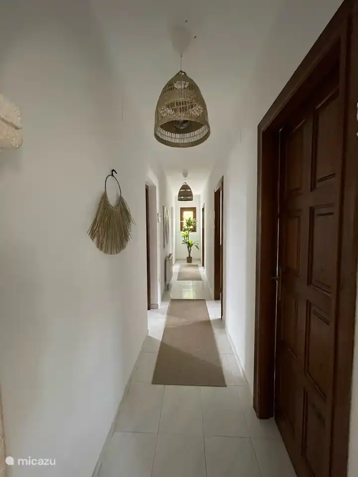 Die zentrale Halle darüber verbindet das Wohnzimmer, die Küche, 3 Schlafzimmer und 2 Badezimmer.