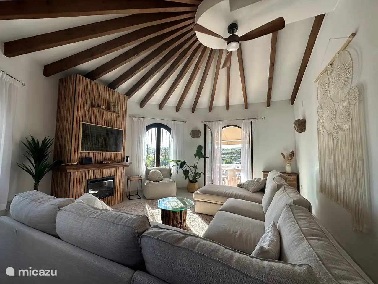 Neben einem schönen Sofa, kühler Luft aus dem Deckenventilator oder der Klimaanlage genießen Sie die Aussicht und den Zugang zum Balkon. Superschnelles WLAN mit Empfang auf fast dem gesamten Grundstück ist ebenfalls inklusive.