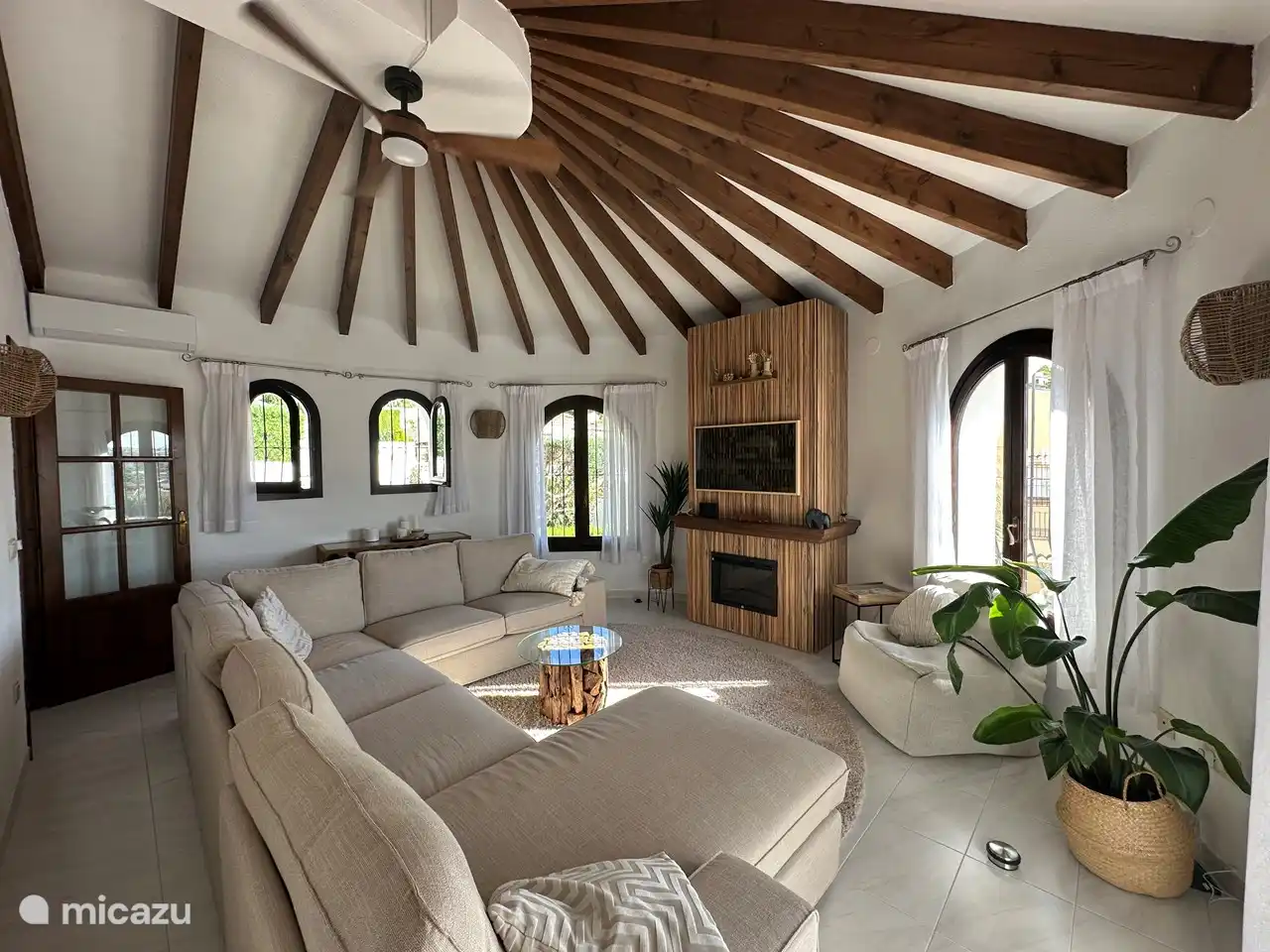 Das Wohnzimmer ist so eingerichtet, dass Sie mit einer großen Gruppe (8-10 Personen) die schönsten Erinnerungen schaffen. Da der luxuriöse Samsung Frame mit verschiedenen Streaming-Konten ausgestattet ist, müssen Sie sich nur anmelden und Ihre Lieblingsserie oder Ihr Lieblingsspiel ansehen. Ein Luxus-TV mit dieser Option ist ebenfalls im Apartment vorhanden.