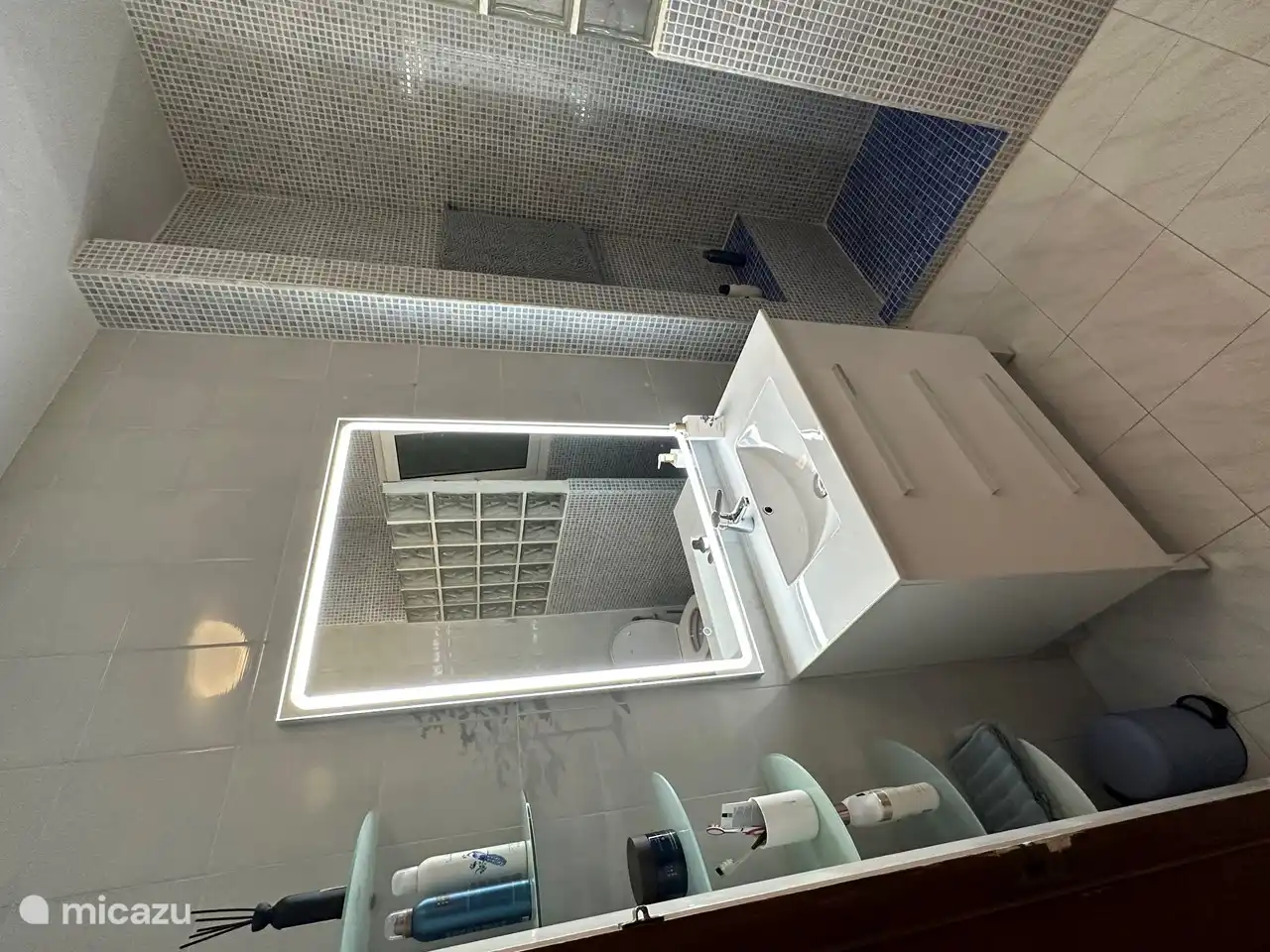 Das erste von zwei Badezimmern im Haupthaus, gleich nach dem Eingang rechts im zentralen Flur und somit vorne gelegen. Dieses ist mit einem WC, einer geräumigen ebenerdigen Dusche und Duschmöbeln mit viel Stauraum ausgestattet.