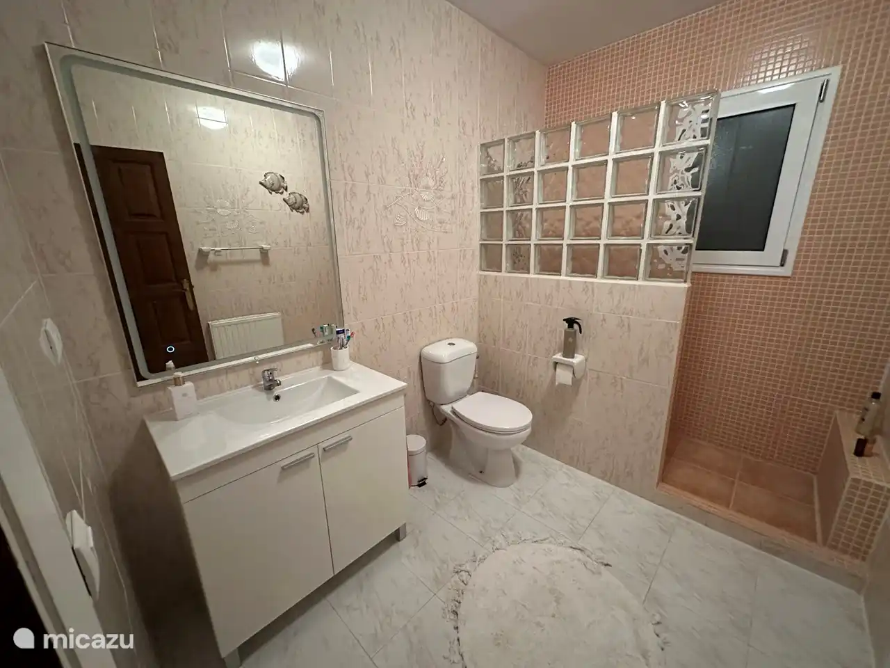 Das zweite Badezimmer, das sich ebenfalls an der Vorderseite befindet. Dieser ist etwas geräumiger und, wie die anderen Räume auch, ordentlich und sauber.