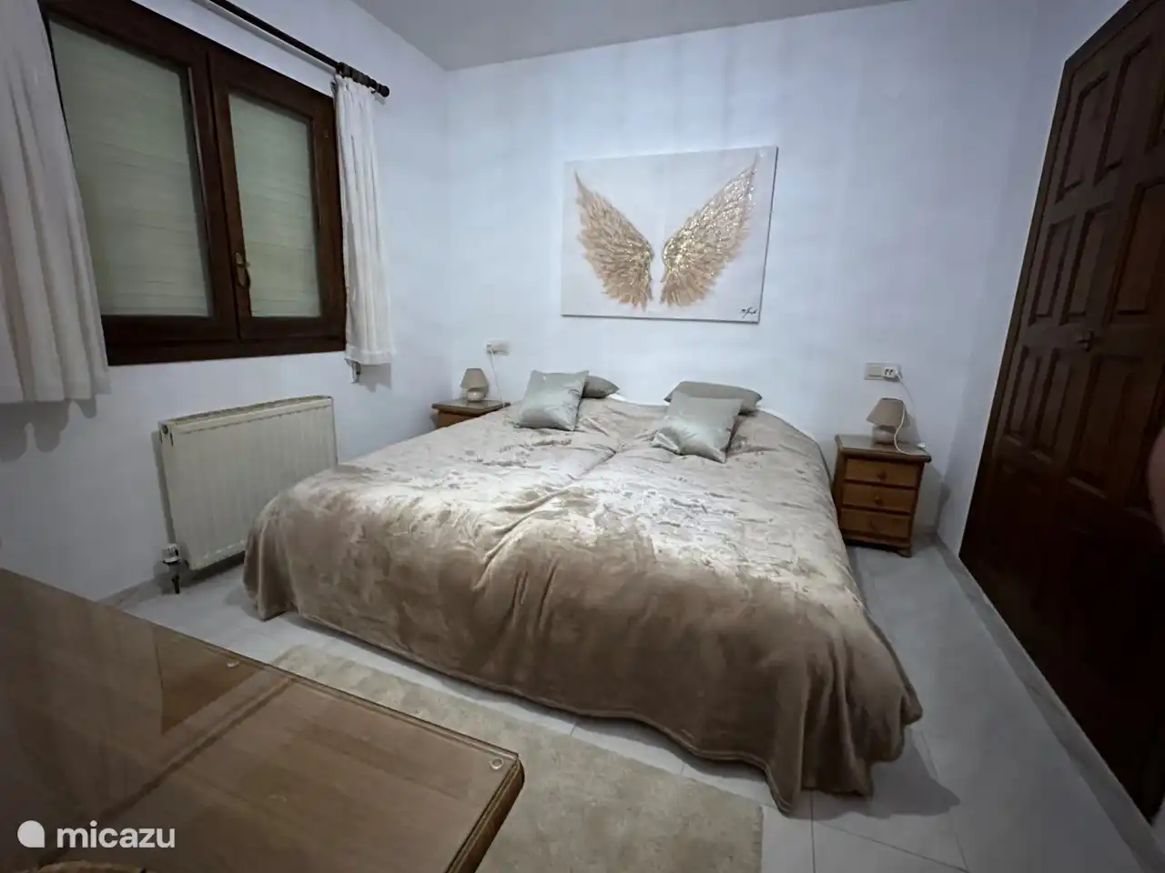 Das dritte und letzte Schlafzimmer des Haupthauses im Obergeschoss befindet sich neben dem anderen Schlafzimmer auf der Rückseite und ist ebenfalls komplett ausgestattet und stilvoll eingerichtet.