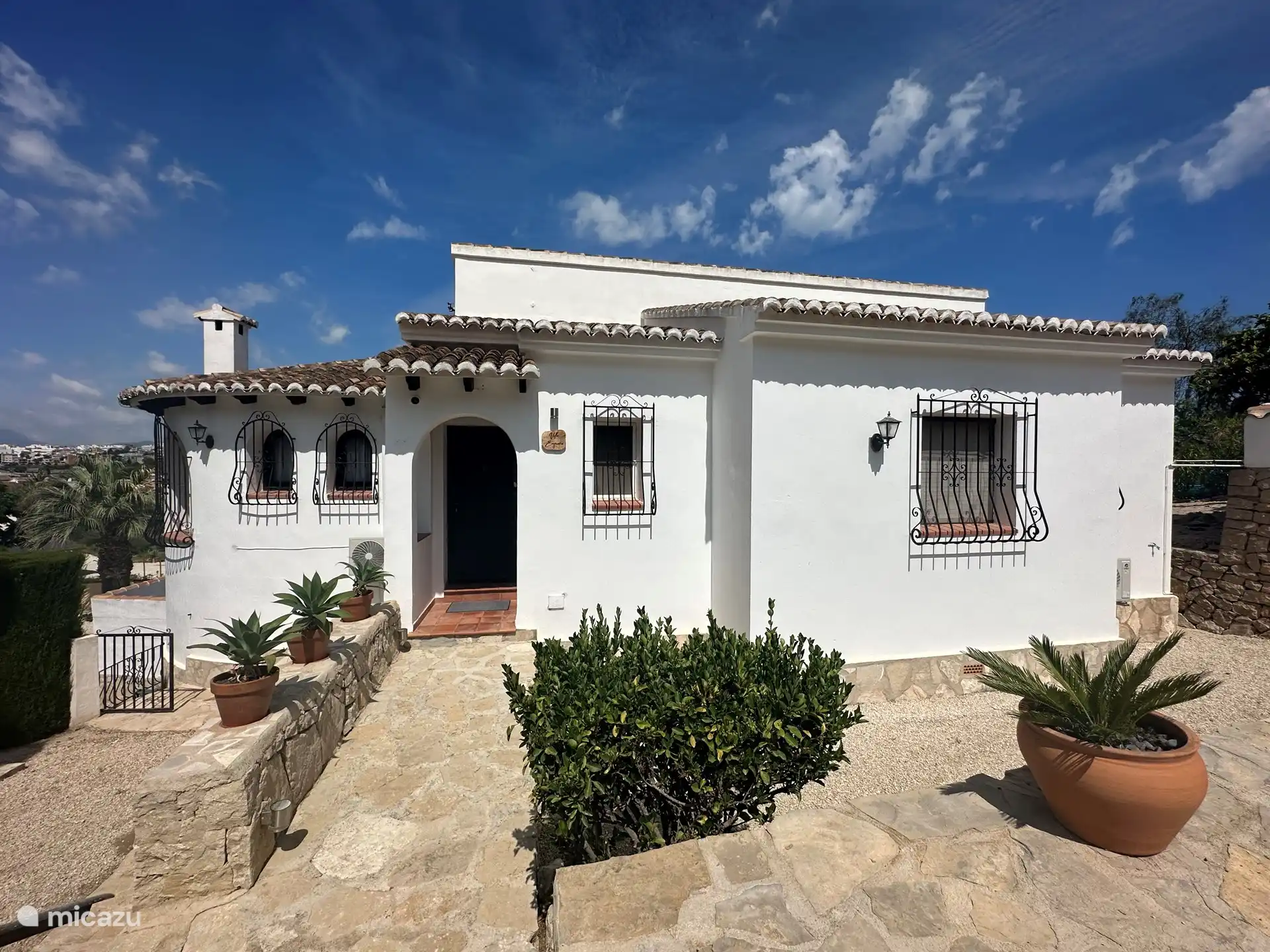 Auf Straßenniveau betreten Sie die Villa im obersten Stockwerk, wo sich die meisten Zimmer und Bäder sowie Wohnzimmer, Küche und Naja befinden. Im Erdgeschoss befindet sich die Wohnung mit eigener Küche, Wohnzimmer und Bad.