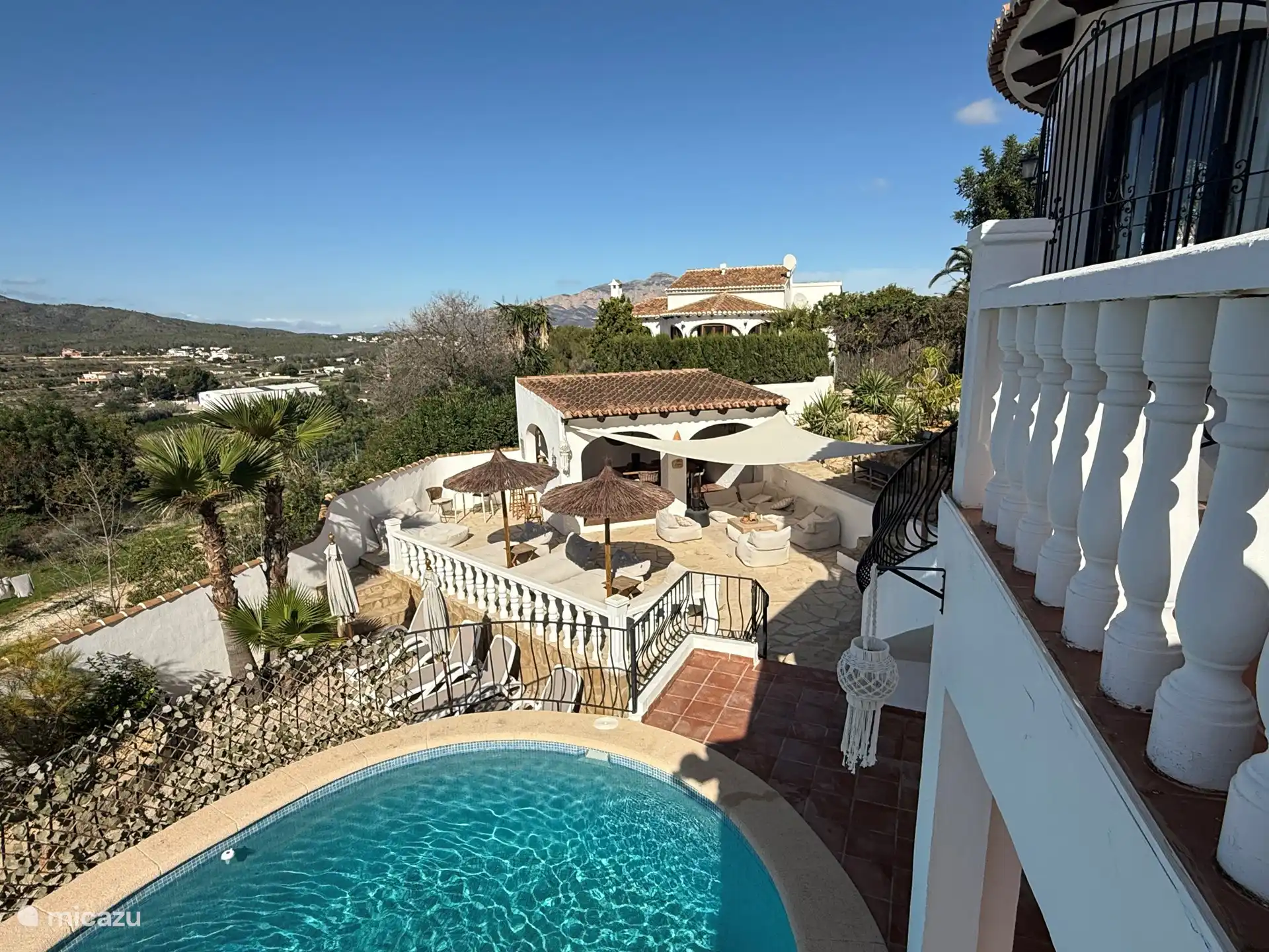 Viel Platz und viele Liege- und Sitzgelegenheiten prägen den Garten der Villa, der rund um das Haus angelegt ist.