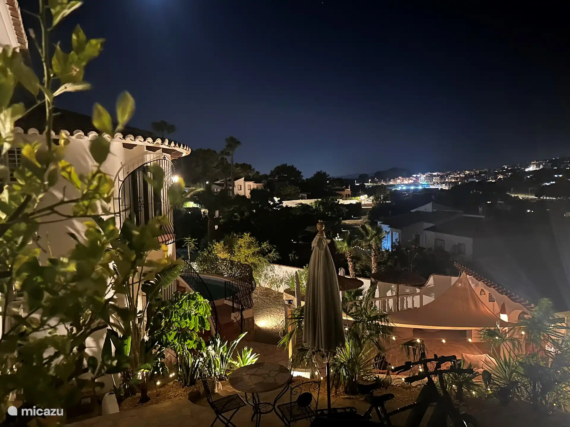 Besonders am Abend ist die Aussicht atemberaubend. Die maurische Kirche läutet manchmal wunderschön und regelmäßig haben Sie die Möglichkeit, während eines der traditionellen Feste, die im Dorf gefeiert werden, ein wunderschönes Feuerwerk zu sehen.