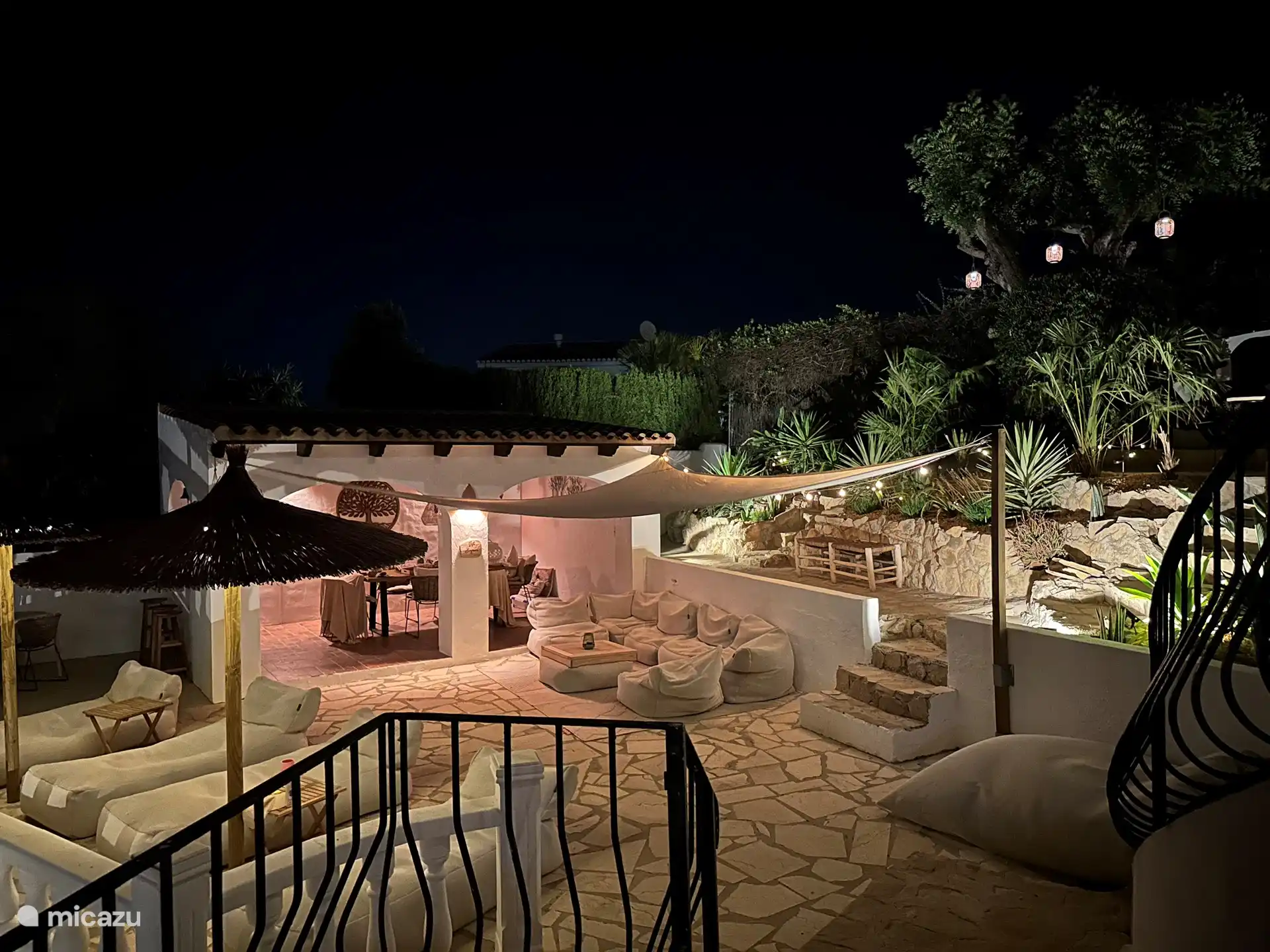 Wunderbar bis in den Abend und in die Nacht hinein mit stimmungsvoller Beleuchtung rund um die Villa.