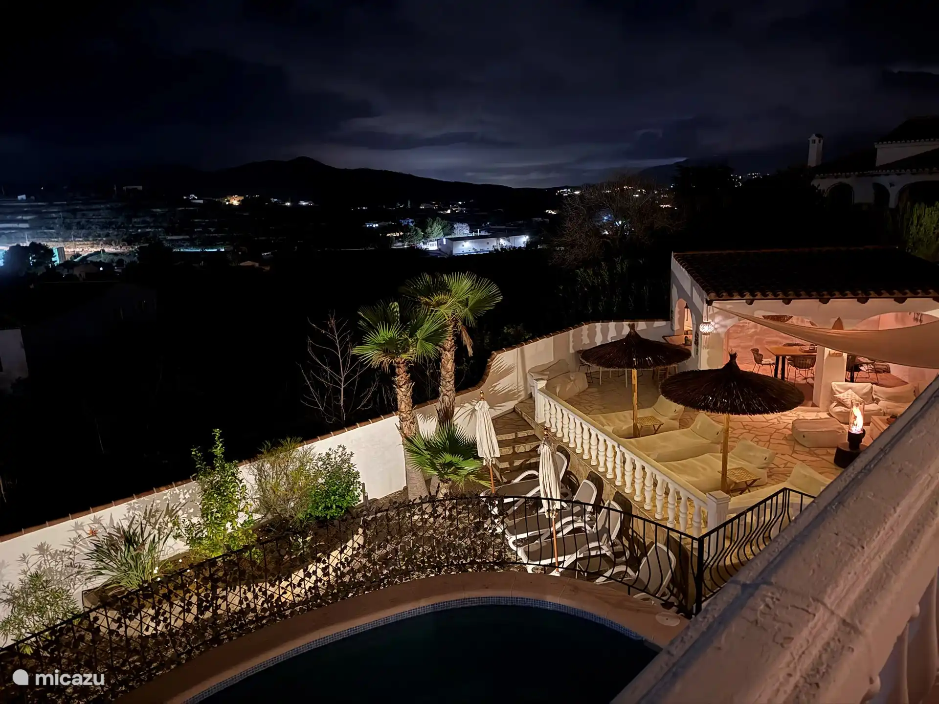 Schauen Sie in die Ferne und genießen Sie die Lichter in der Ferne oder das Feuerwerk, das während eines der vielen Feste im Dorf Benitachell gezündet wird, auf das Sie blicken.